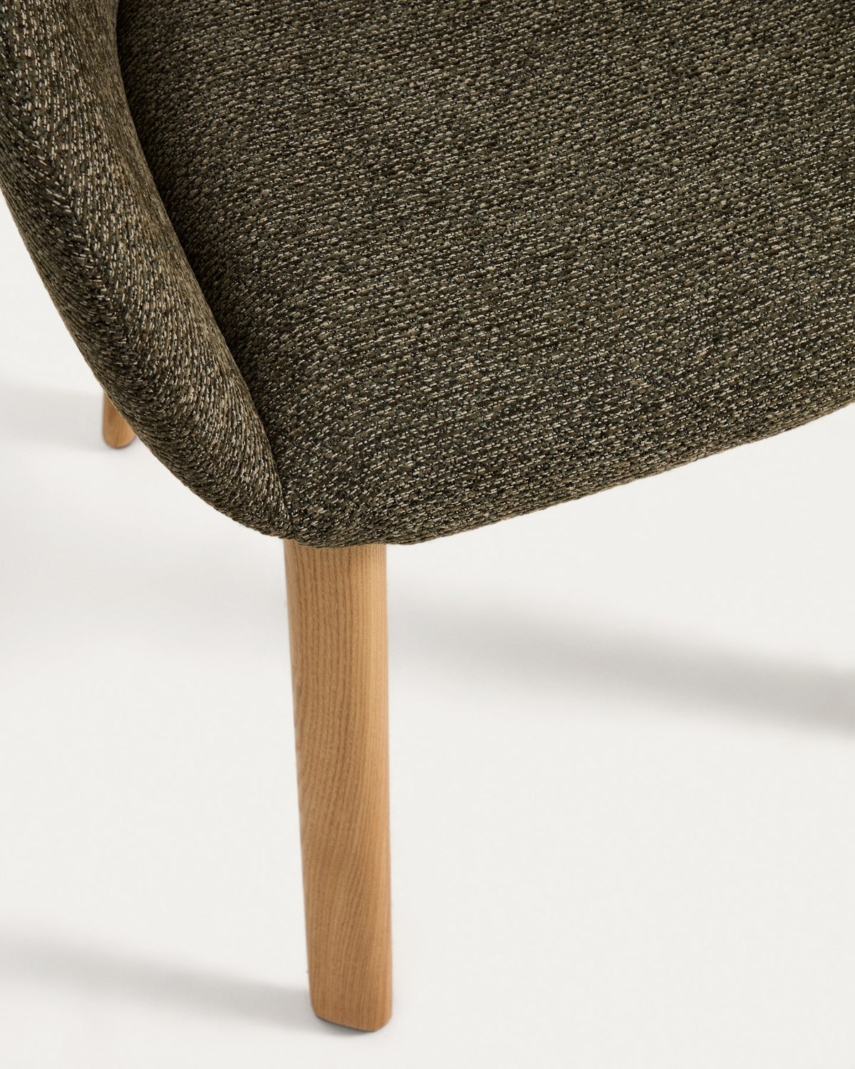 Armlehnenstuhl Meila von Kave Home mit grünem Chenille-Bezug, gepolsterter Rückenlehne und Beinen aus massivem, naturfarben lackiertem Eschenholz.