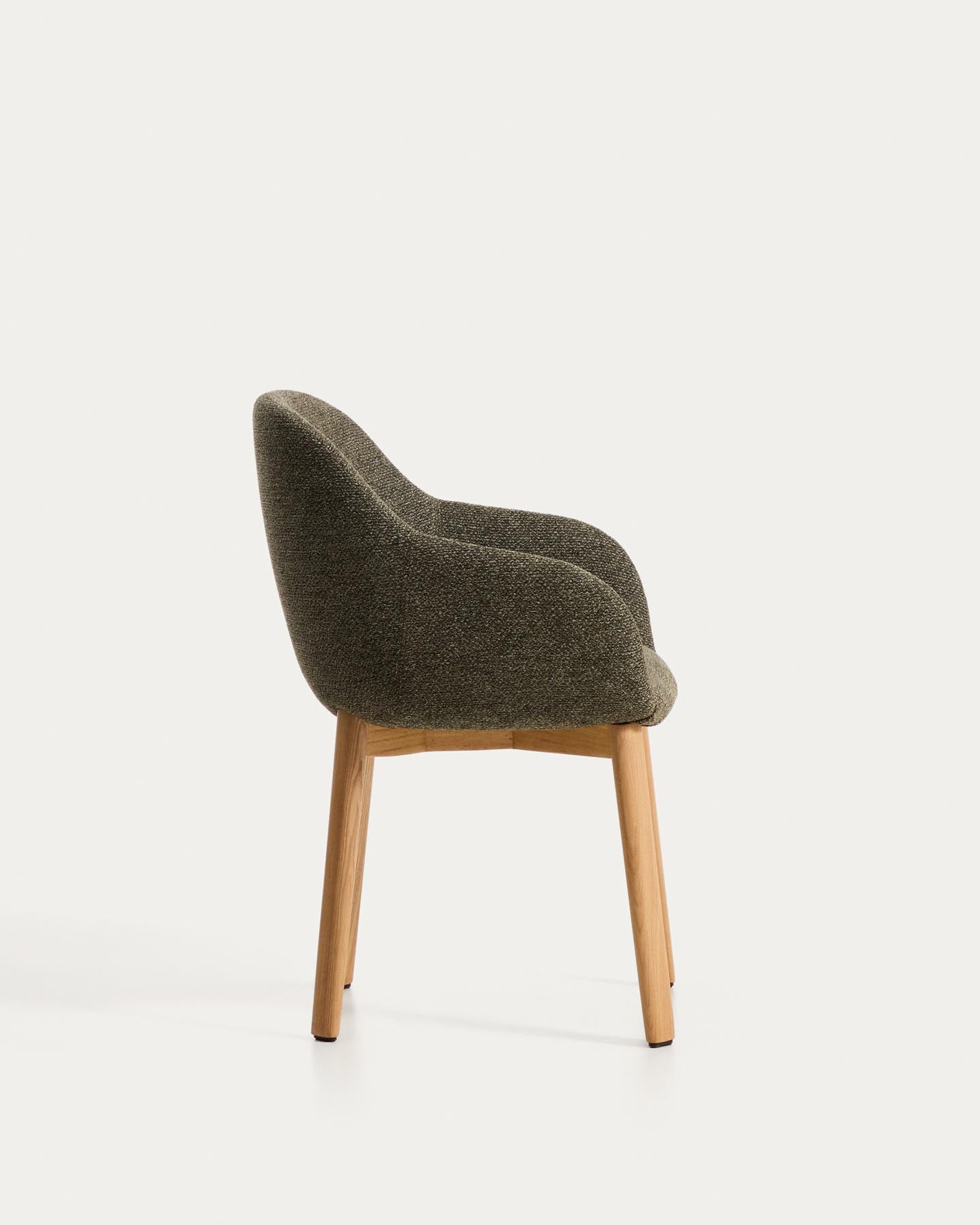 Armlehnenstuhl Meila mit grüner Chenille und Beinen aus massivem Eschenholz mit naturfarbenem Finish in Grün präsentiert im Onlineshop von KAQTU Design AG. Stuhl mit Armlehne ist von Kave Home