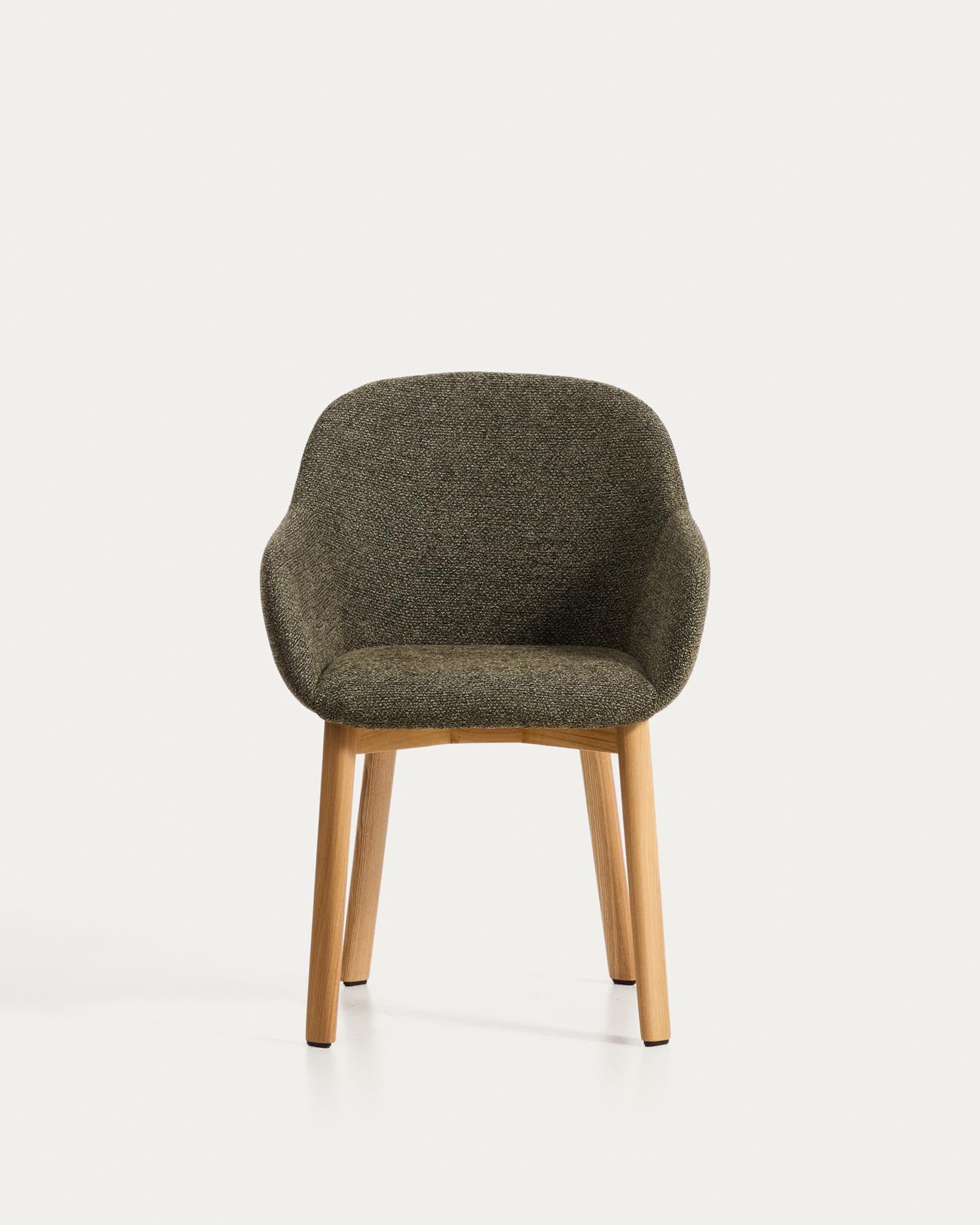 Armlehnenstuhl Meila mit grüner Chenille und Beinen aus massivem Eschenholz mit naturfarbenem Finish in Grün präsentiert im Onlineshop von KAQTU Design AG. Stuhl mit Armlehne ist von Kave Home