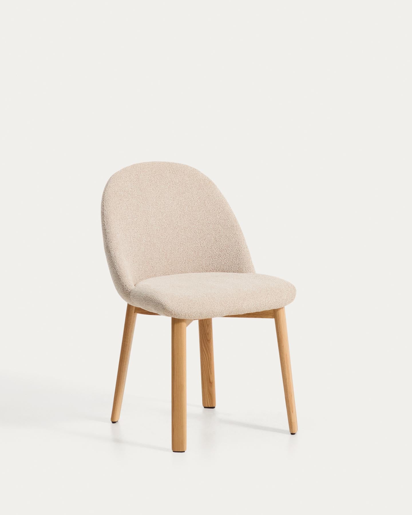 Stuhl Meila mit beiger Chenille und Beinen aus massivem Eschenholz mit naturfarbenem Finish in Beige präsentiert im Onlineshop von KAQTU Design AG. Stuhl ist von Kave Home