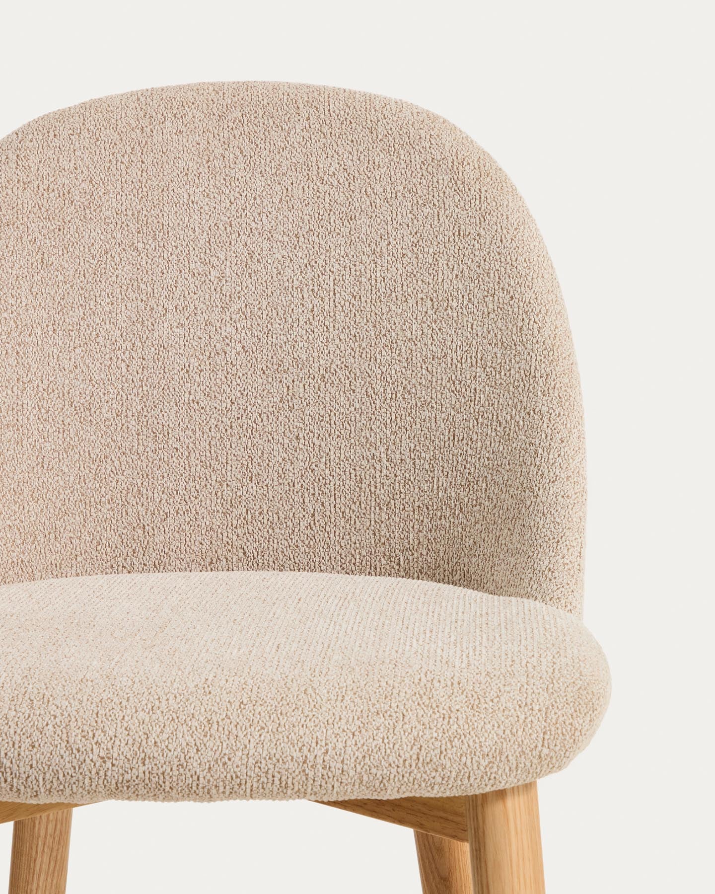 Stuhl Meila mit beiger Chenille und Beinen aus massivem Eschenholz mit naturfarbenem Finish in Beige präsentiert im Onlineshop von KAQTU Design AG. Stuhl ist von Kave Home