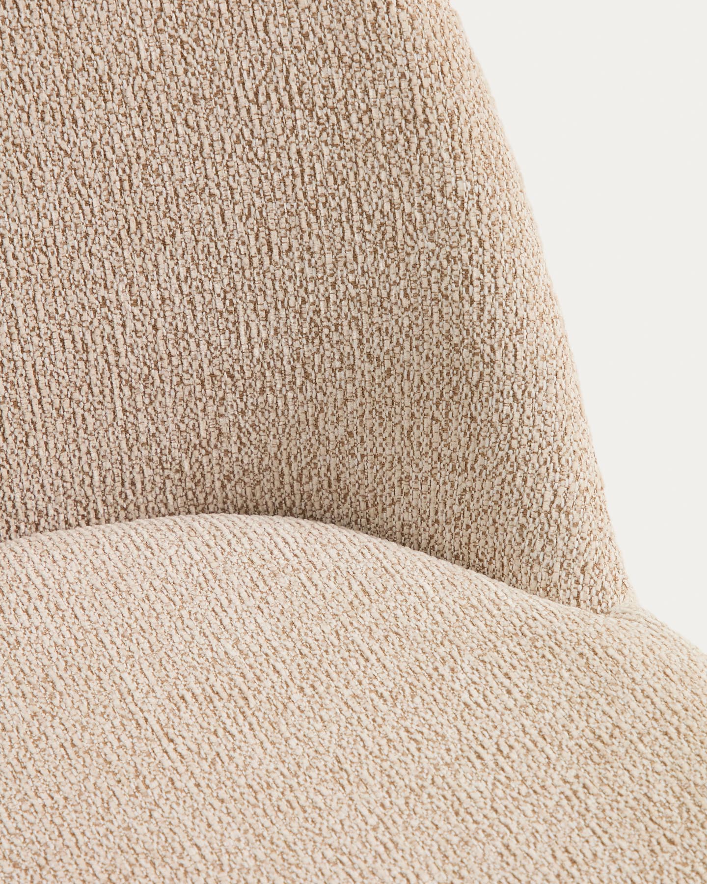 Stuhl Meila mit beiger Chenille und Beinen aus massivem Eschenholz mit naturfarbenem Finish in Beige präsentiert im Onlineshop von KAQTU Design AG. Stuhl ist von Kave Home