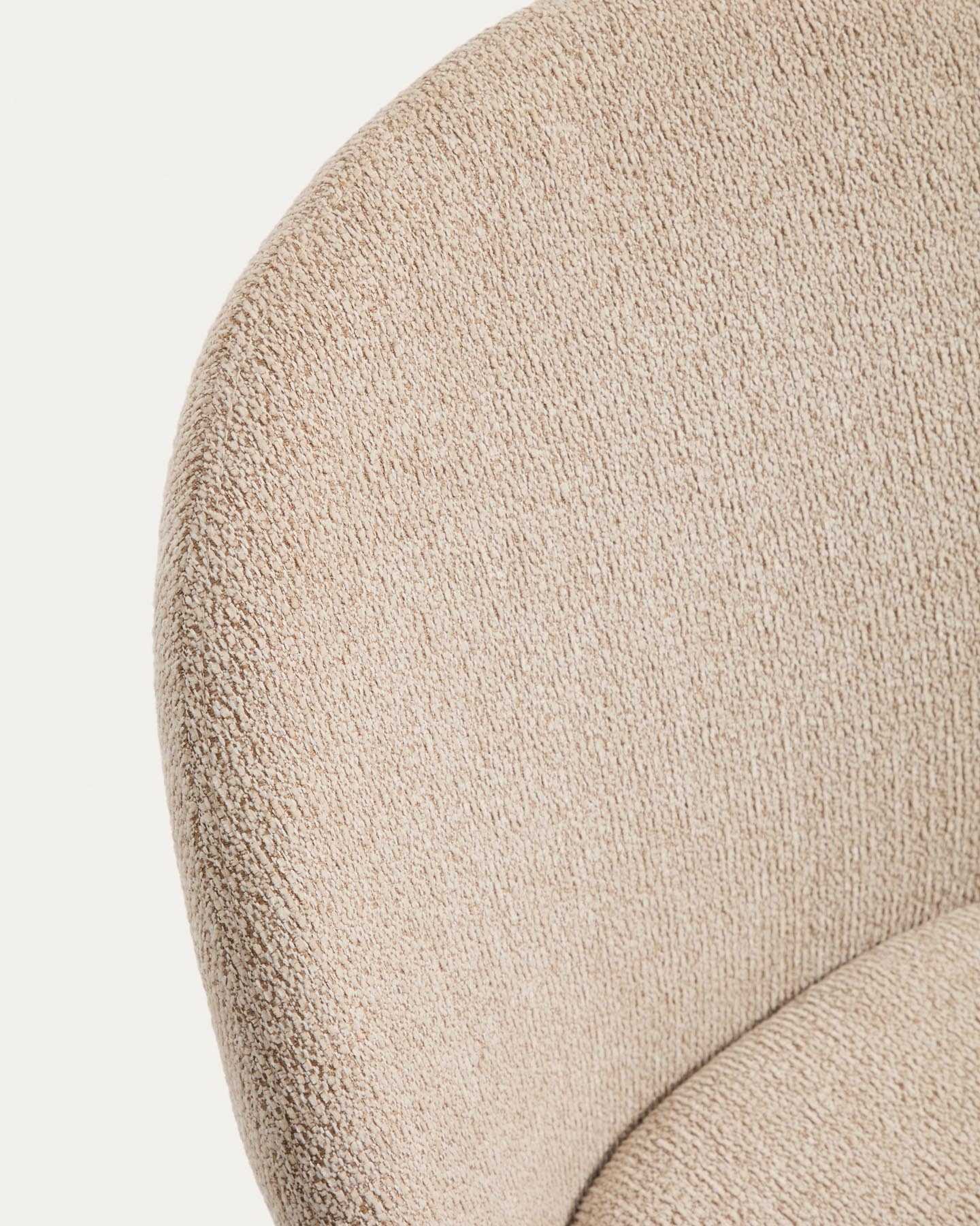 Stuhl Meila mit beiger Chenille und Beinen aus massivem Eschenholz mit naturfarbenem Finish in Beige präsentiert im Onlineshop von KAQTU Design AG. Stuhl ist von Kave Home