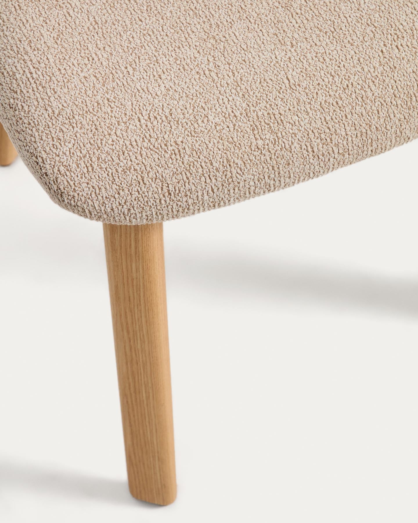 Stuhl Meila mit beiger Chenille und Beinen aus massivem Eschenholz mit naturfarbenem Finish in Beige präsentiert im Onlineshop von KAQTU Design AG. Stuhl ist von Kave Home