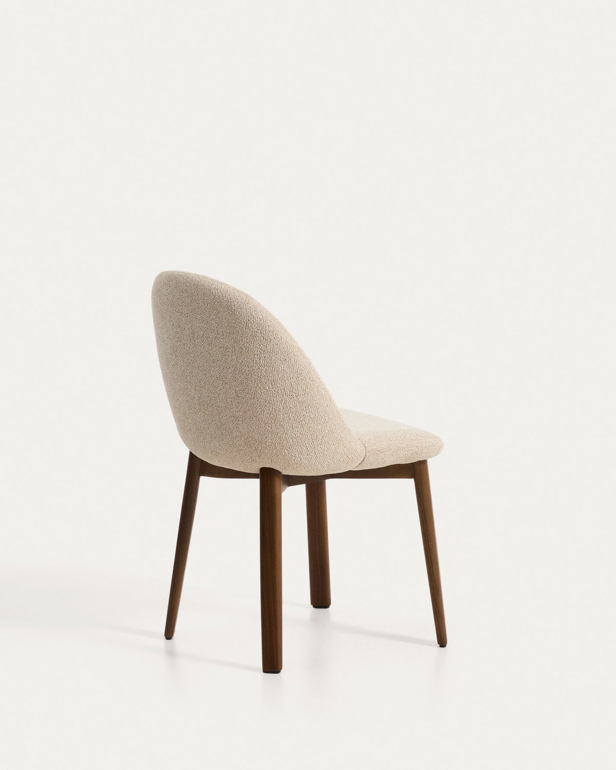 Stuhl Meila flammhemmend mit beiger Chenille und Beinen aus massivem Eschenholz mit Nussbaumfinish in Beige präsentiert im Onlineshop von KAQTU Design AG. Stuhl ist von Kave Home