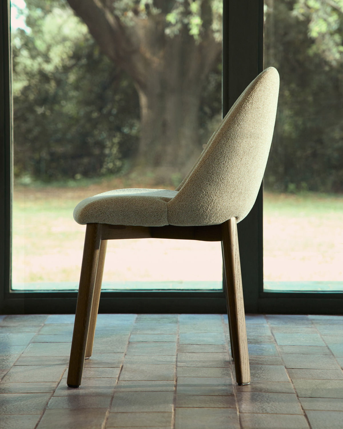 Stuhl Meila flammhemmend mit beiger Chenille und Beinen aus massivem Eschenholz mit Nussbaumfinish in Beige präsentiert im Onlineshop von KAQTU Design AG. Stuhl ist von Kave Home