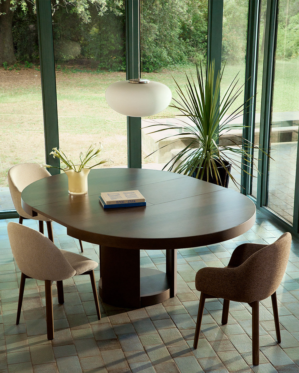 Stuhl Meila flammhemmend mit beiger Chenille und Beinen aus massivem Eschenholz mit Nussbaumfinish in Beige präsentiert im Onlineshop von KAQTU Design AG. Stuhl ist von Kave Home