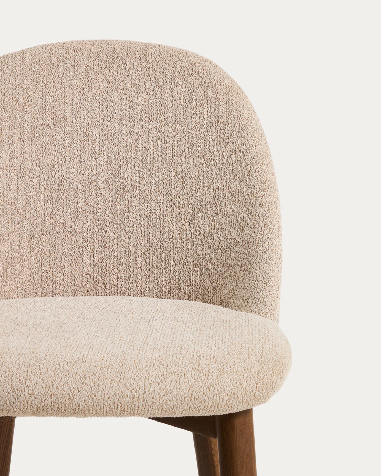 Stuhl Meila mit beiger Chenille und Beinen aus massivem Eschenholz mit Nussbaumfinish in Beige präsentiert im Onlineshop von KAQTU Design AG. Stuhl ist von Kave Home