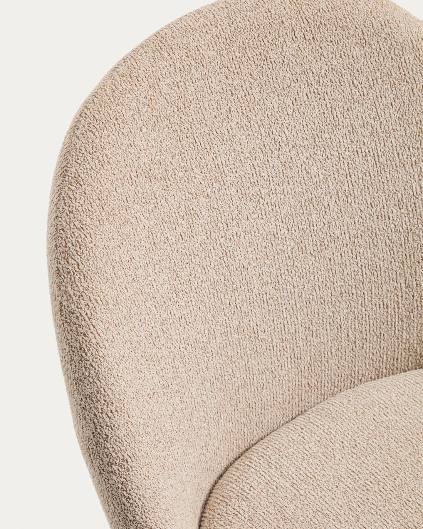 Stuhl Meila mit beiger Chenille und Beinen aus massivem Eschenholz mit Nussbaumfinish in Beige präsentiert im Onlineshop von KAQTU Design AG. Stuhl ist von Kave Home
