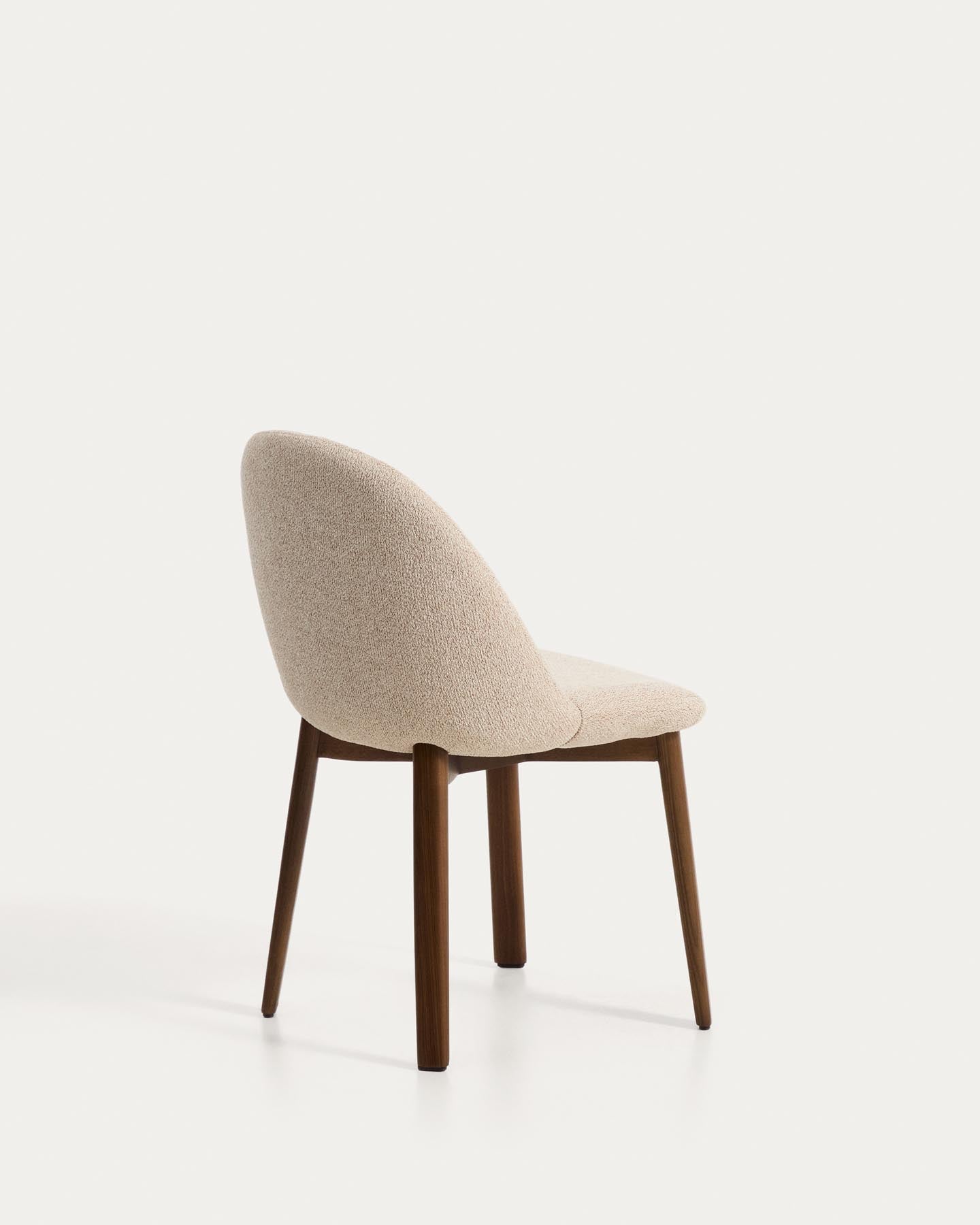 Stuhl Meila mit beiger Chenille und Beinen aus massivem Eschenholz mit Nussbaumfinish in Beige präsentiert im Onlineshop von KAQTU Design AG. Stuhl ist von Kave Home