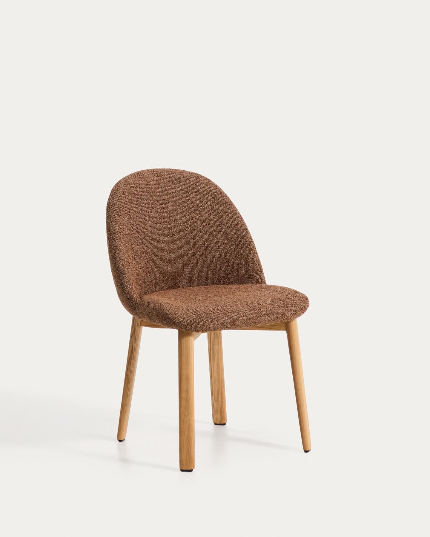 Stuhl Meila mit terrakottafarbener Chenille und Beinen aus massivem Eschenholz mit naturfarbenem Finish in Terrakotta präsentiert im Onlineshop von KAQTU Design AG. Stuhl ist von Kave Home