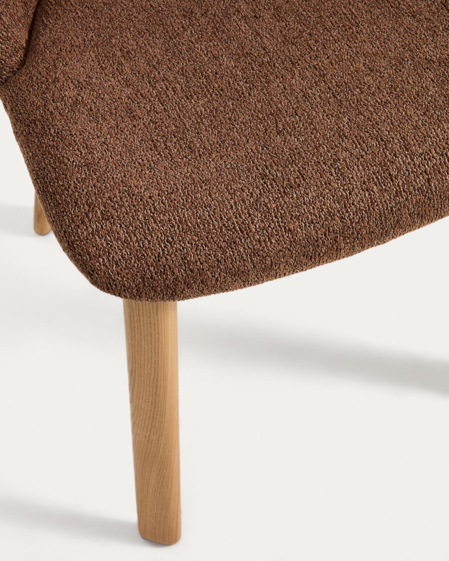 Stuhl Meila mit terrakottafarbener Chenille und Beinen aus massivem Eschenholz mit naturfarbenem Finish in Terrakotta präsentiert im Onlineshop von KAQTU Design AG. Stuhl ist von Kave Home