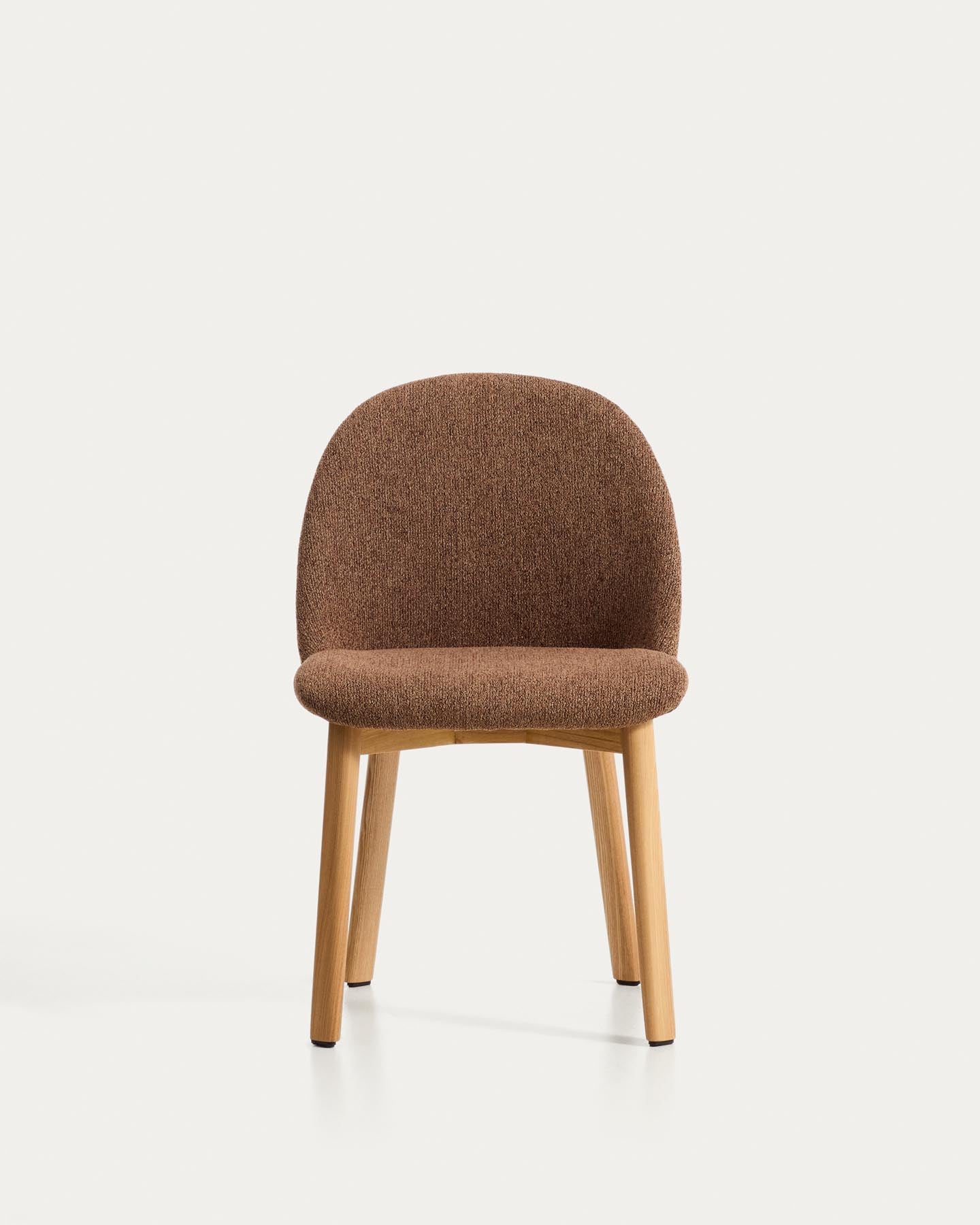 Stuhl Meila mit terrakottafarbener Chenille und Beinen aus massivem Eschenholz mit naturfarbenem Finish in Terrakotta präsentiert im Onlineshop von KAQTU Design AG. Stuhl ist von Kave Home