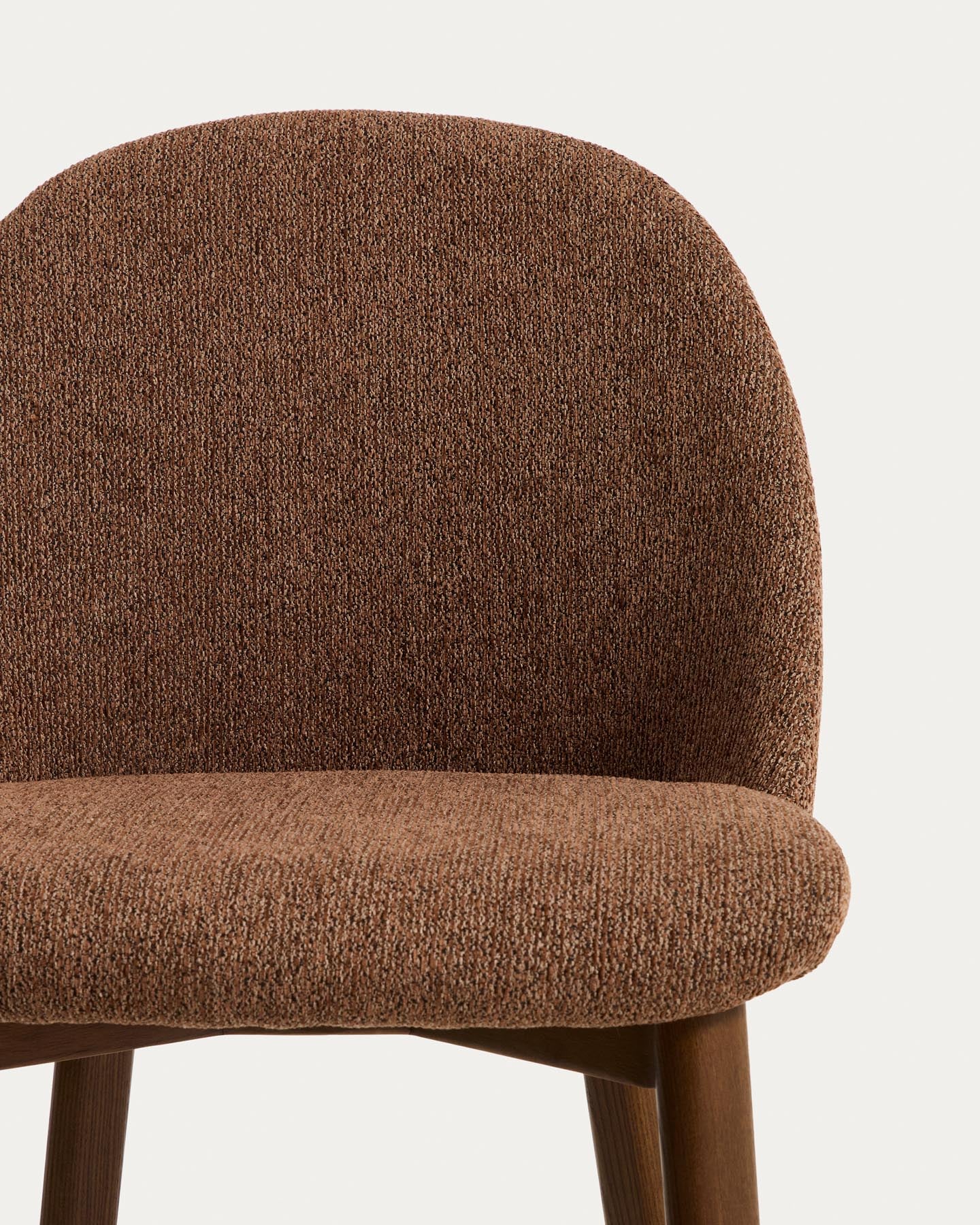 Stuhl Meila mit terrakottafarbener Chenille und Beinen aus massivem Eschenholz mit Nussbaumfinish in Terrakotta präsentiert im Onlineshop von KAQTU Design AG. Stuhl ist von Kave Home