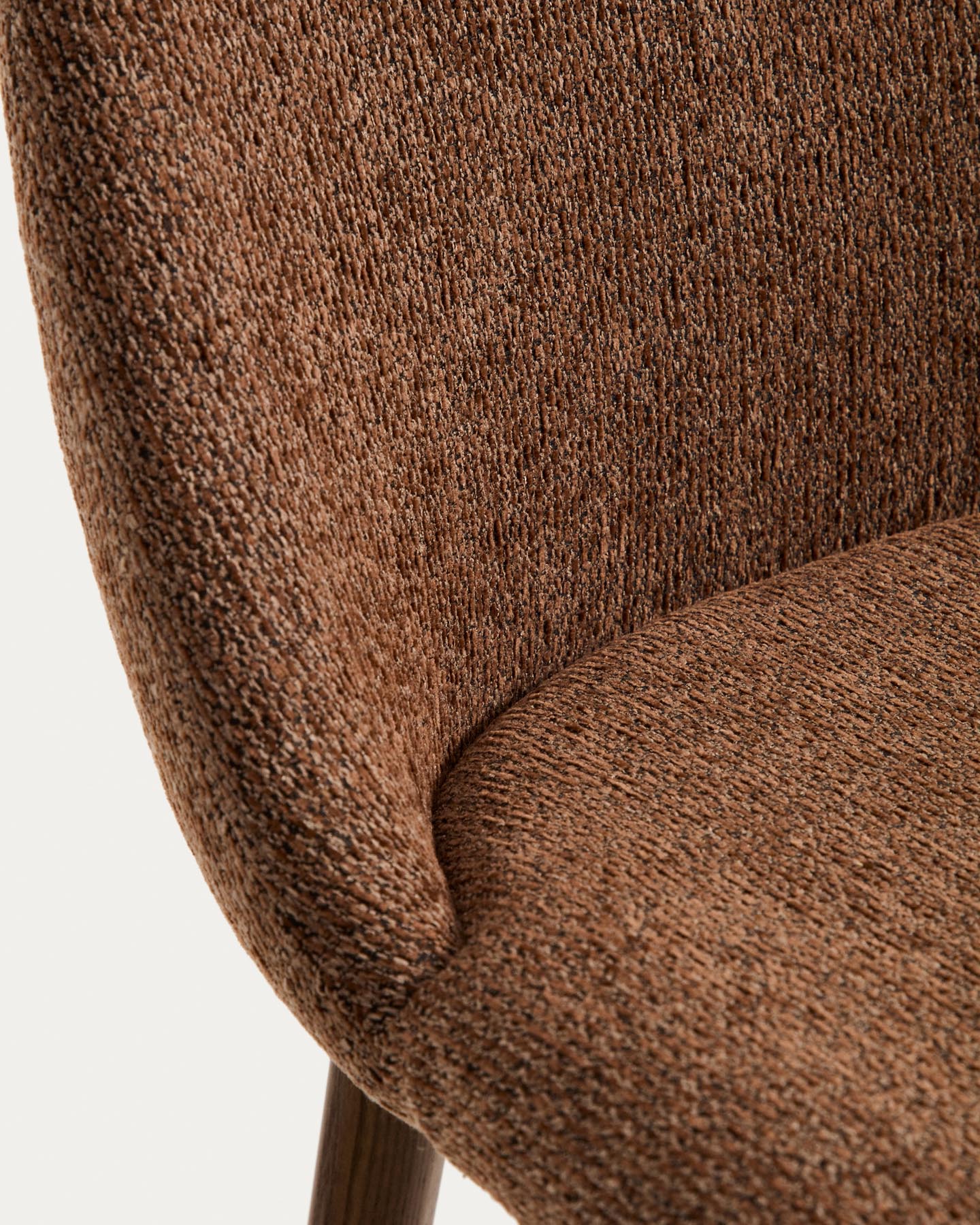 Stuhl Meila mit terrakottafarbener Chenille und Beinen aus massivem Eschenholz mit Nussbaumfinish in Terrakotta präsentiert im Onlineshop von KAQTU Design AG. Stuhl ist von Kave Home