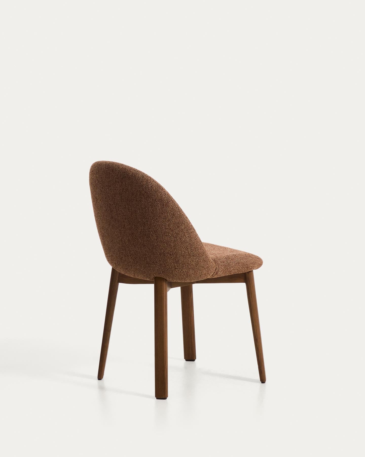 Stuhl Meila mit terrakottafarbener Chenille und Beinen aus massivem Eschenholz mit Nussbaumfinish in Terrakotta präsentiert im Onlineshop von KAQTU Design AG. Stuhl ist von Kave Home