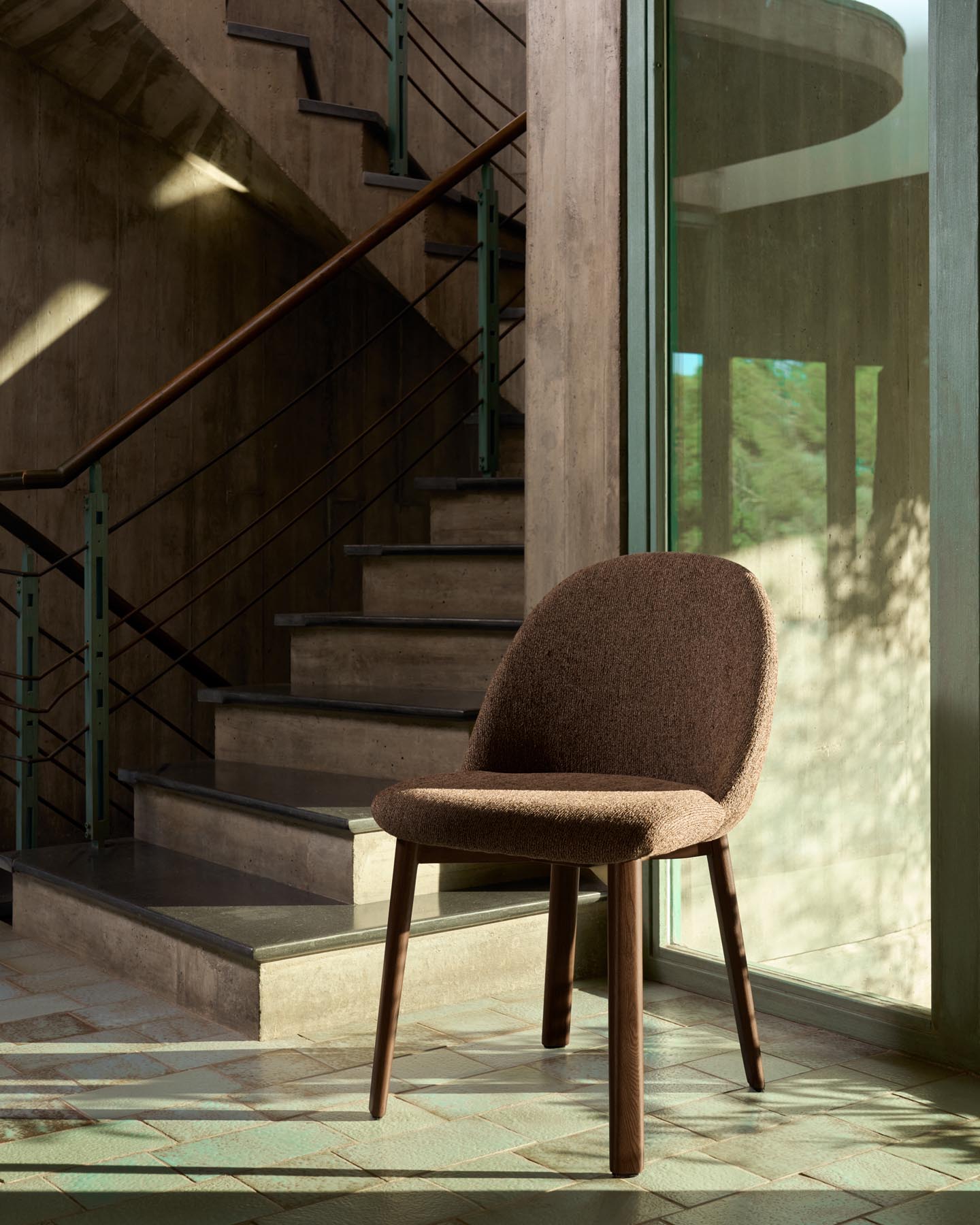 Stuhl Meila mit terrakottafarbener Chenille und Beinen aus massivem Eschenholz mit Nussbaumfinish in Terrakotta präsentiert im Onlineshop von KAQTU Design AG. Stuhl ist von Kave Home