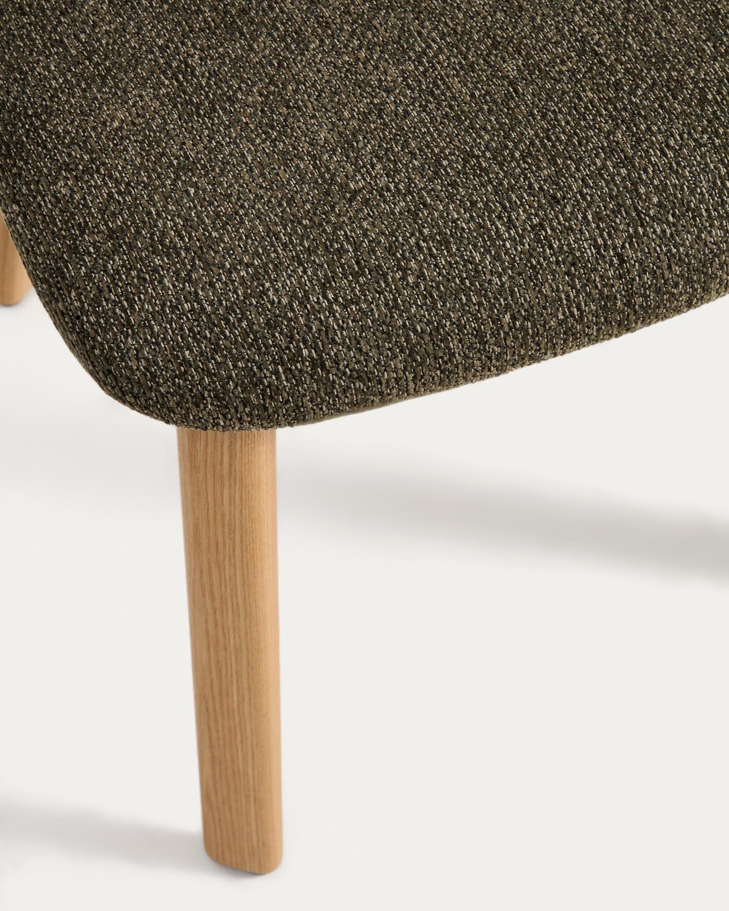 Stuhl Meila mit grüner Chenille und Beinen aus massivem Eschenholz mit naturfarbenem Finish in Grün präsentiert im Onlineshop von KAQTU Design AG. Stuhl ist von Kave Home