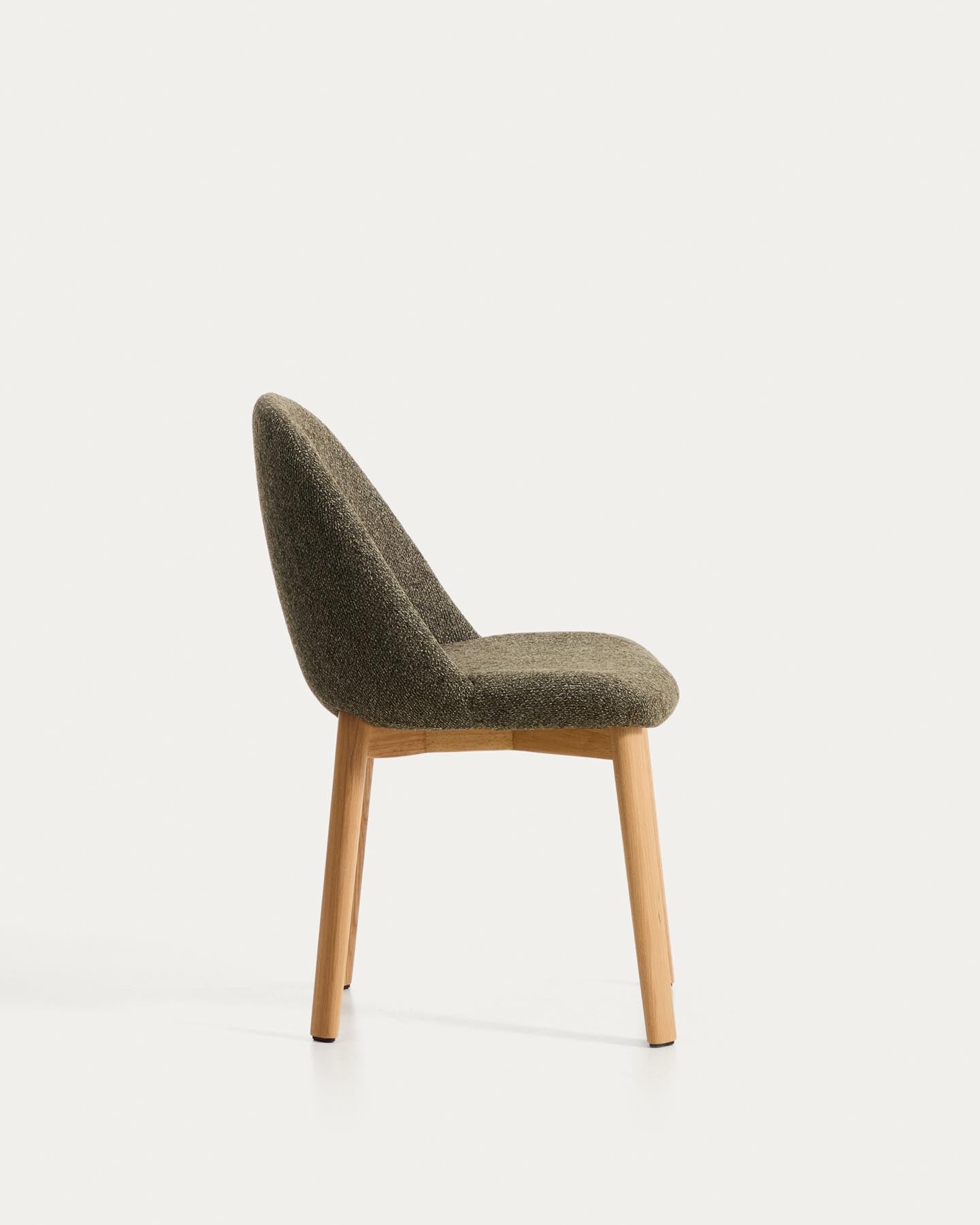 Stuhl Meila mit grüner Chenille und Beinen aus massivem Eschenholz mit naturfarbenem Finish in Grün präsentiert im Onlineshop von KAQTU Design AG. Stuhl ist von Kave Home