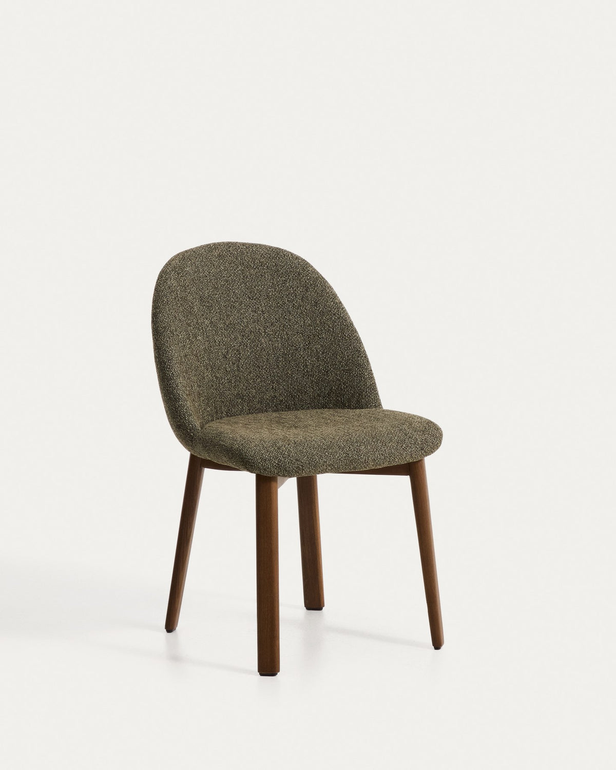 Stuhl Meila mit grünem Chenille-Bezug, durchgehender Rückenlehne und Beinen aus massivem Eschenholz mit Nussbaumfinish, Frontalansicht.