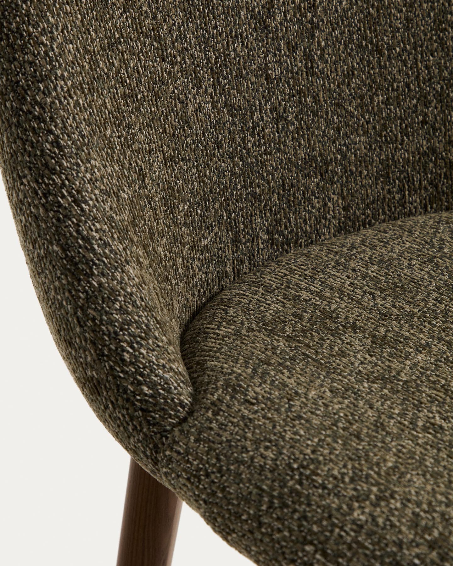 Stuhl Meila mit grüner Chenille und Beinen aus massivem Eschenholz mit Nussbaumfinish in Grün präsentiert im Onlineshop von KAQTU Design AG. Stuhl ist von Kave Home