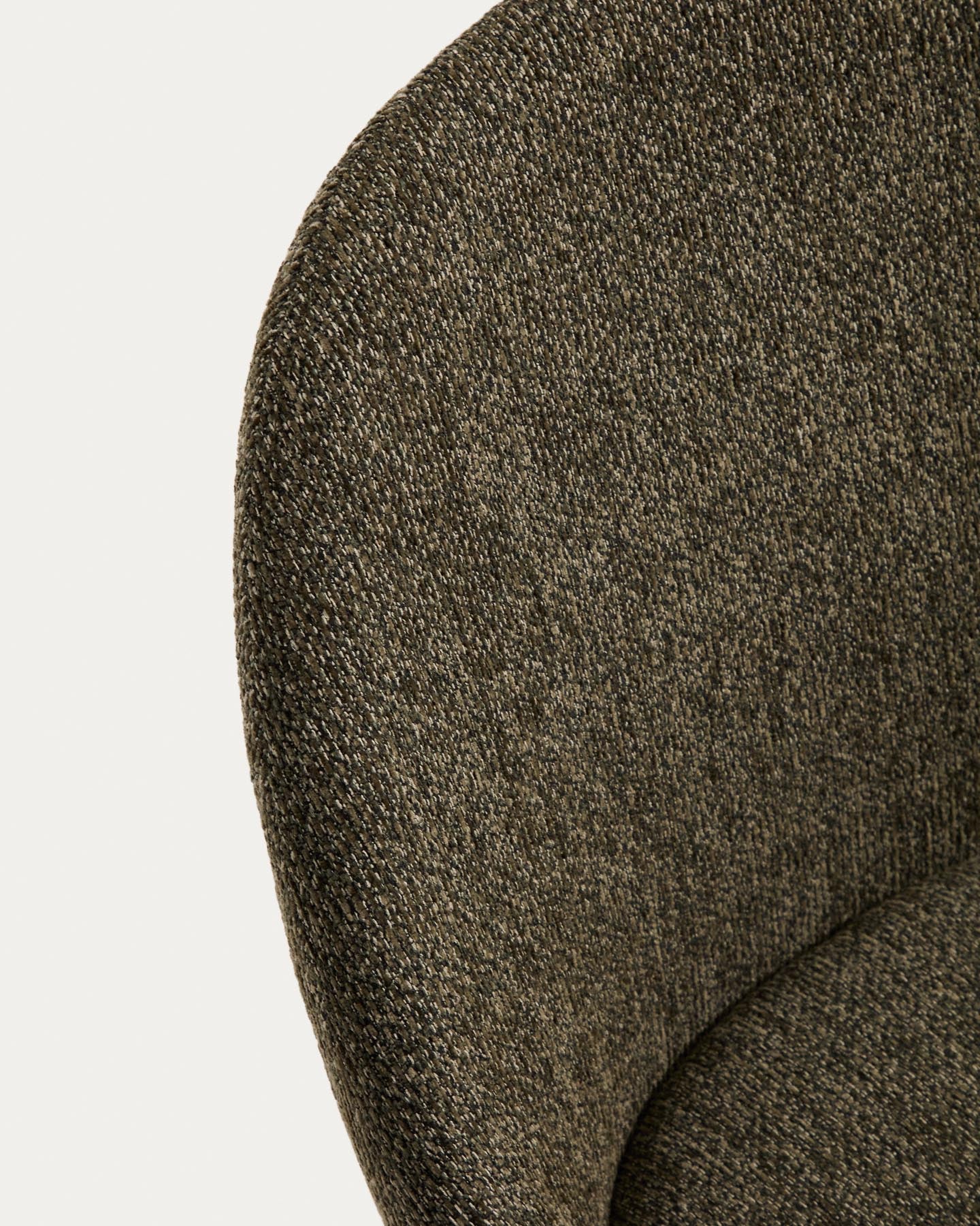 Stuhl Meila mit grüner Chenille und Beinen aus massivem Eschenholz mit Nussbaumfinish in Grün präsentiert im Onlineshop von KAQTU Design AG. Stuhl ist von Kave Home