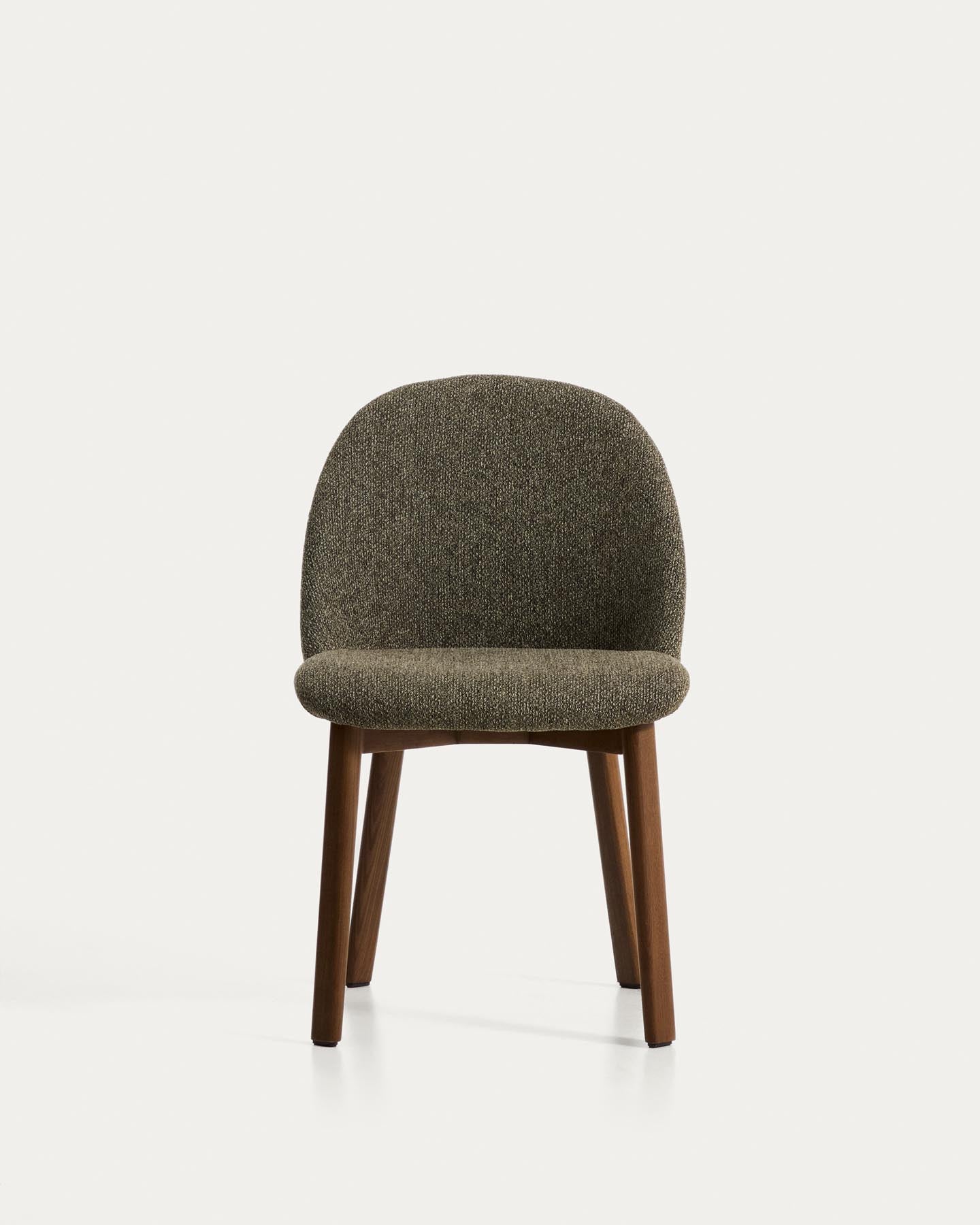 Stuhl Meila mit grüner Chenille und Beinen aus massivem Eschenholz mit Nussbaumfinish in Grün präsentiert im Onlineshop von KAQTU Design AG. Stuhl ist von Kave Home