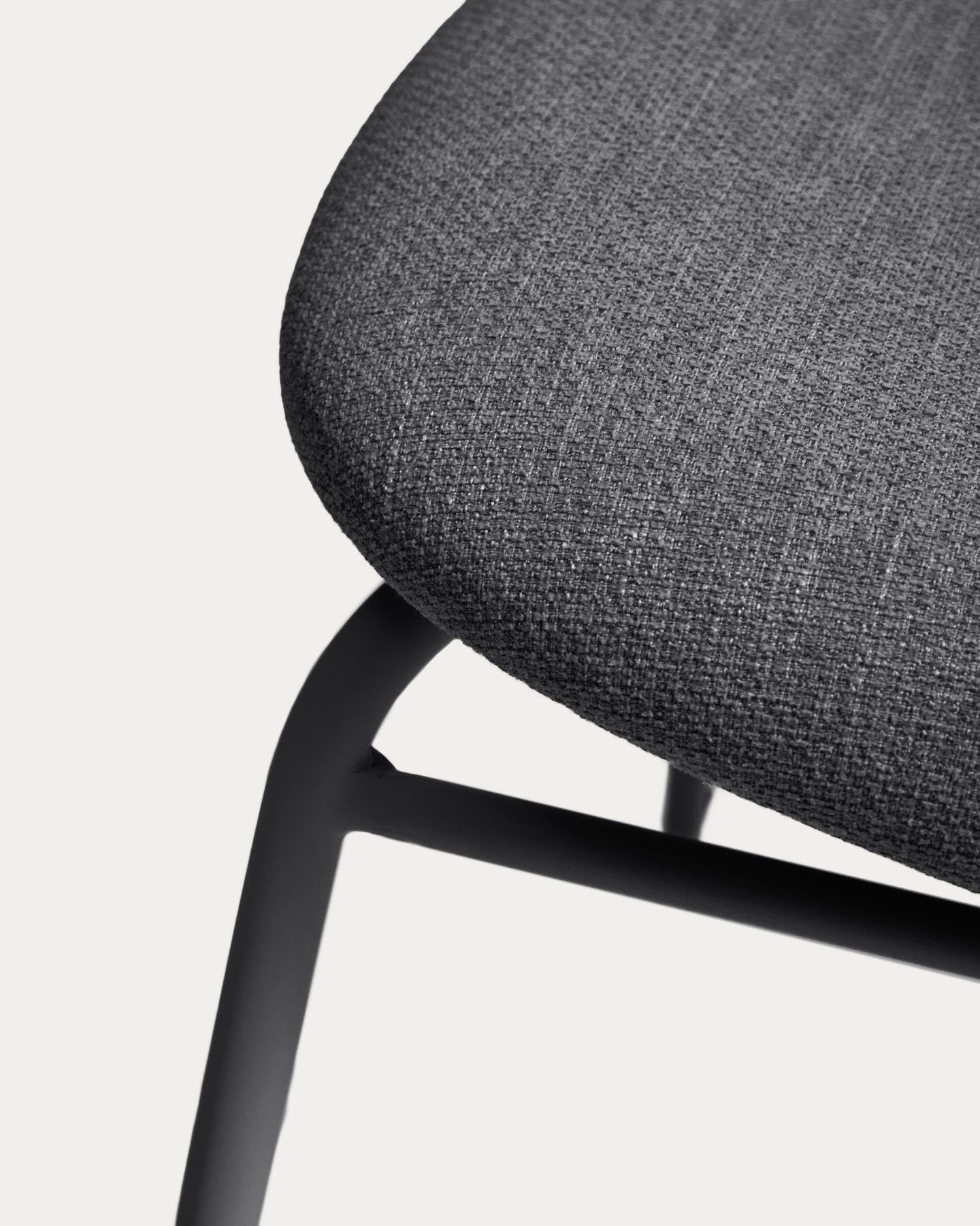 Stapelbarer Stuhl Meli mit grauer Chenille und grauen Metallbeinen FSC Mix Credit in Grau präsentiert im Onlineshop von KAQTU Design AG. Stuhl ist von Kave Home