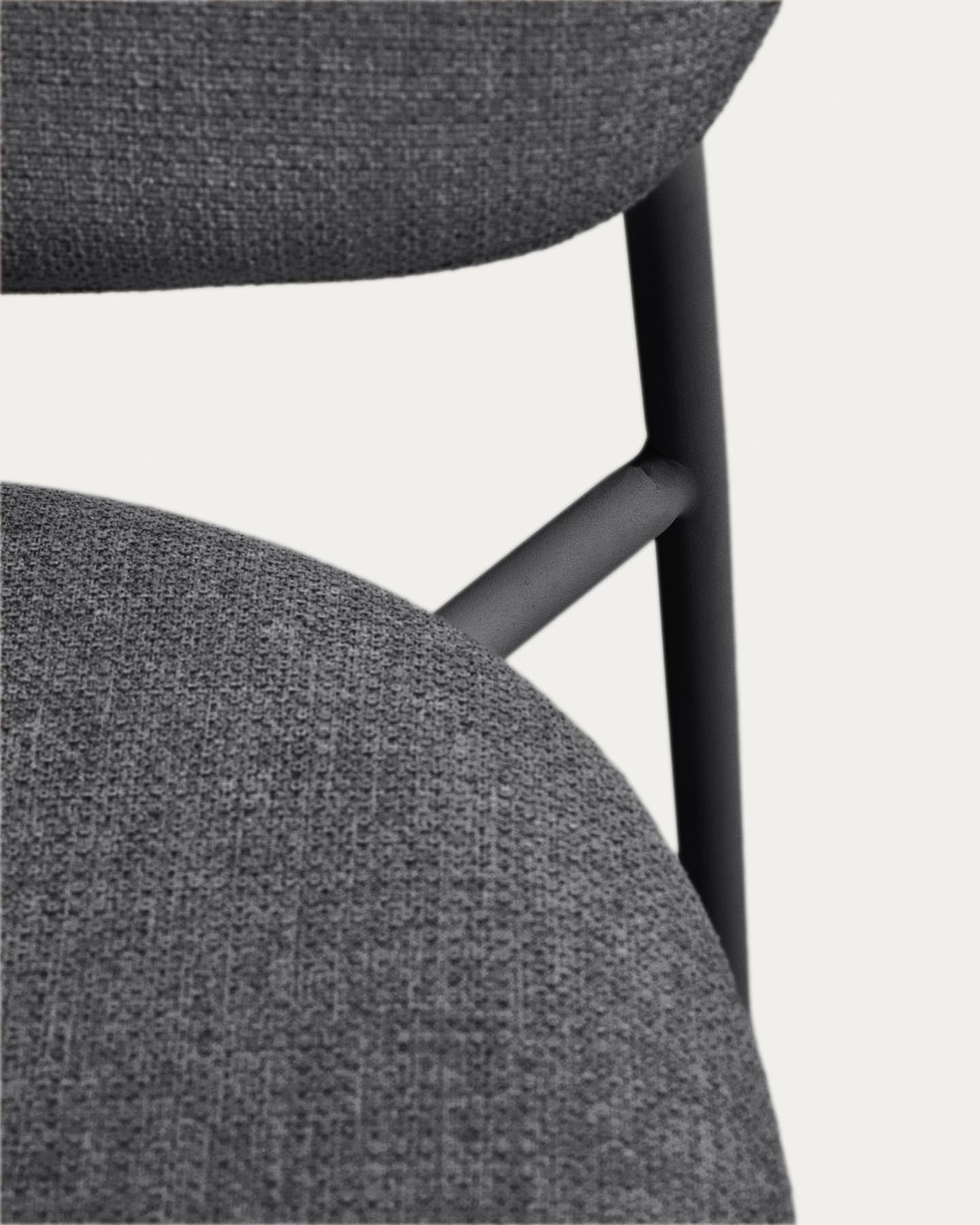 Stapelbarer Stuhl Meli mit grauer Chenille und grauen Metallbeinen FSC Mix Credit in Grau präsentiert im Onlineshop von KAQTU Design AG. Stuhl ist von Kave Home