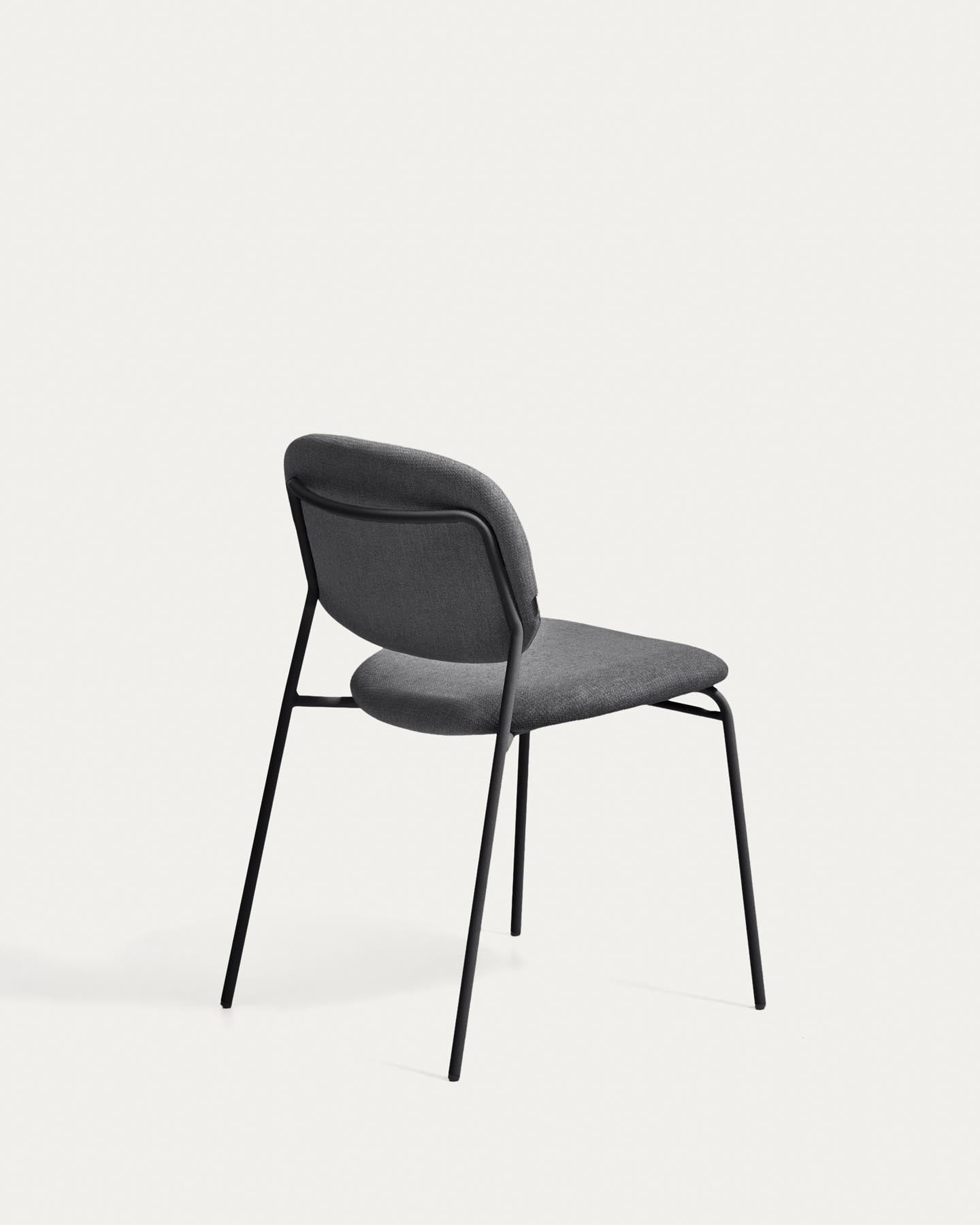 Stapelbarer Stuhl Meli mit grauer Chenille und grauen Metallbeinen FSC Mix Credit in Grau präsentiert im Onlineshop von KAQTU Design AG. Stuhl ist von Kave Home