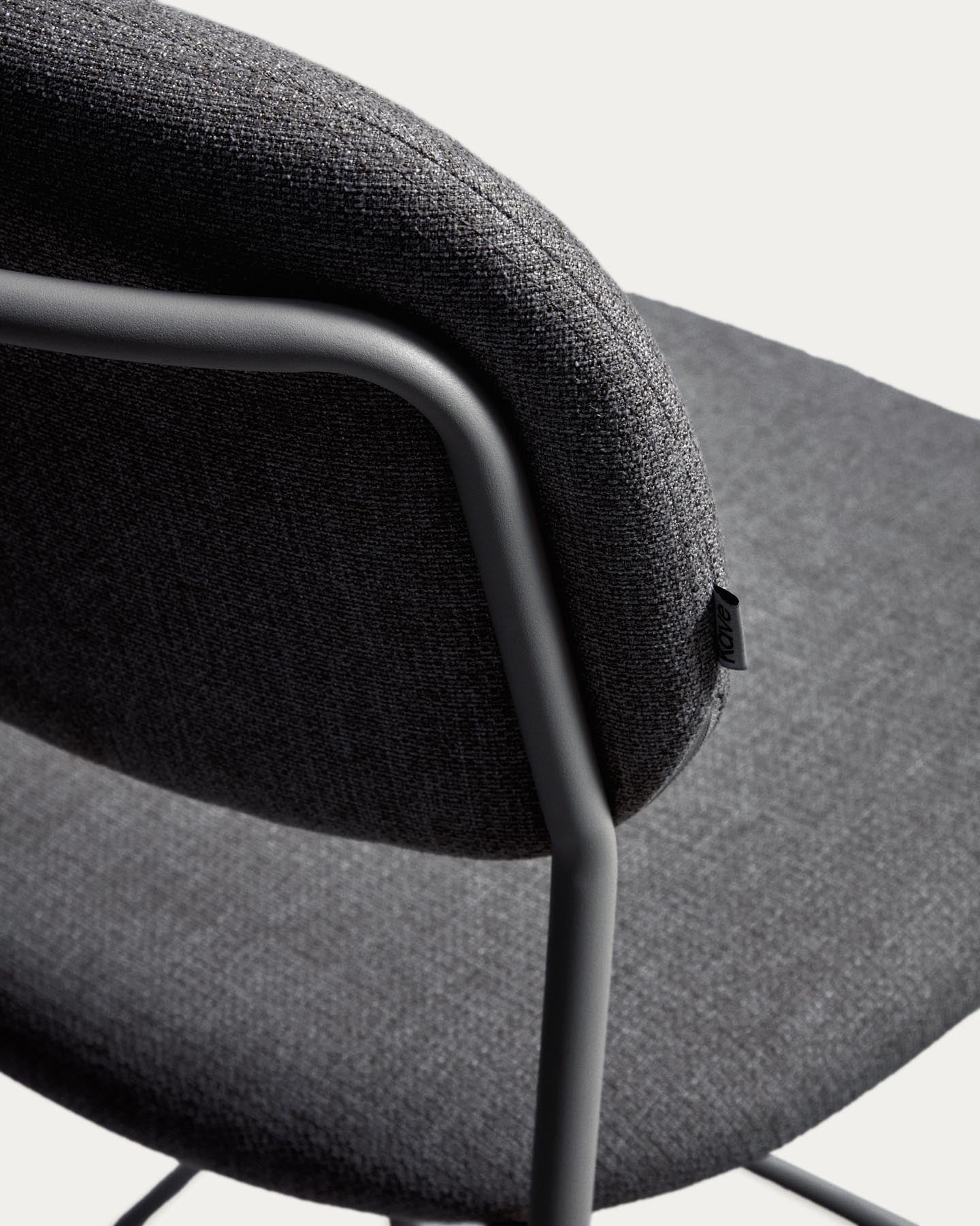 Stapelbarer Hocker Meli mit grauer Chenille und Beinen aus grauem Metall, FSC Mix Credit, 65 cm in Grau präsentiert im Onlineshop von KAQTU Design AG. Barhocker ist von Kave Home