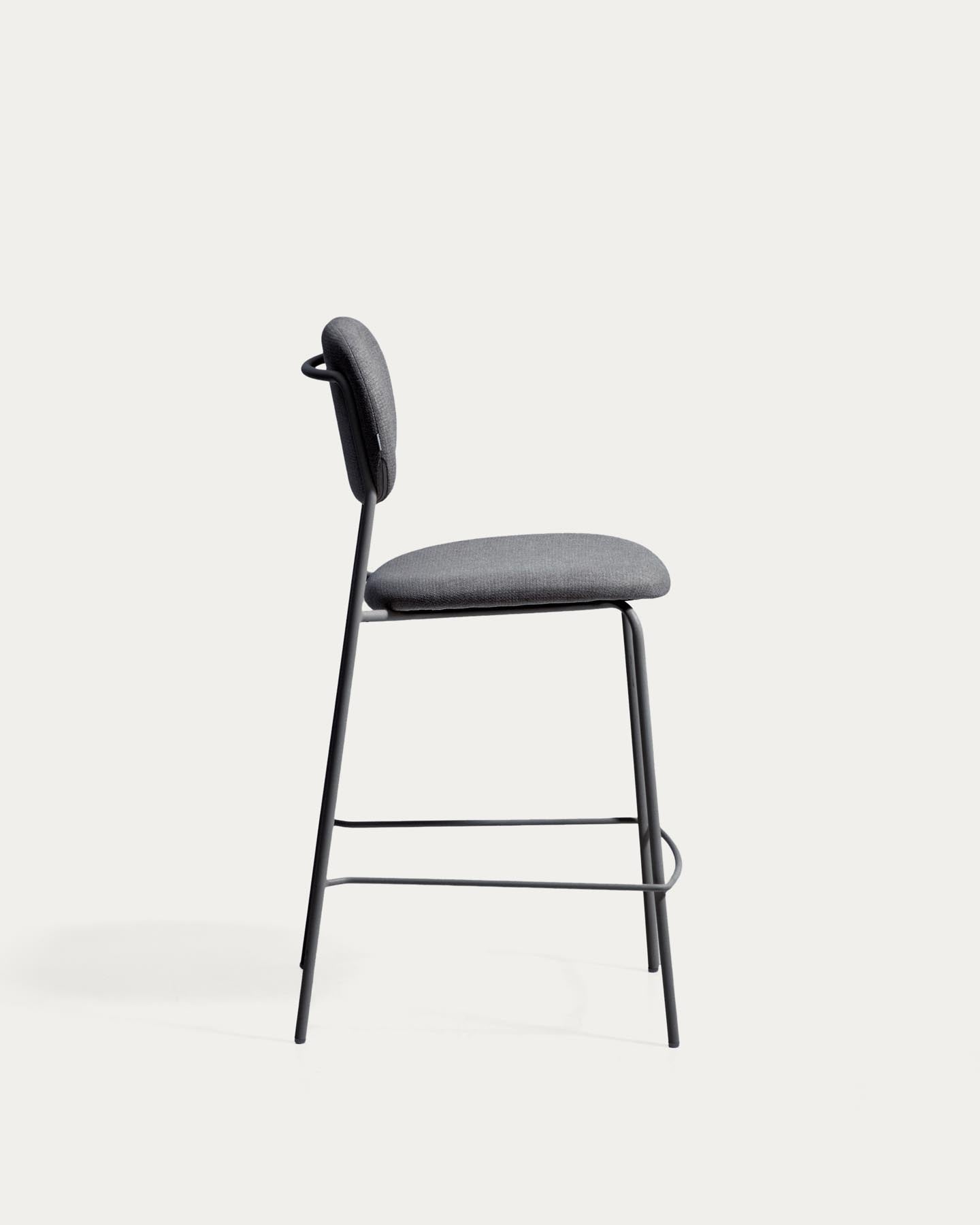 Stapelbarer Hocker Meli mit grauer Chenille und Beinen aus grauem Metall, FSC Mix Credit, 65 cm in Grau präsentiert im Onlineshop von KAQTU Design AG. Barhocker ist von Kave Home