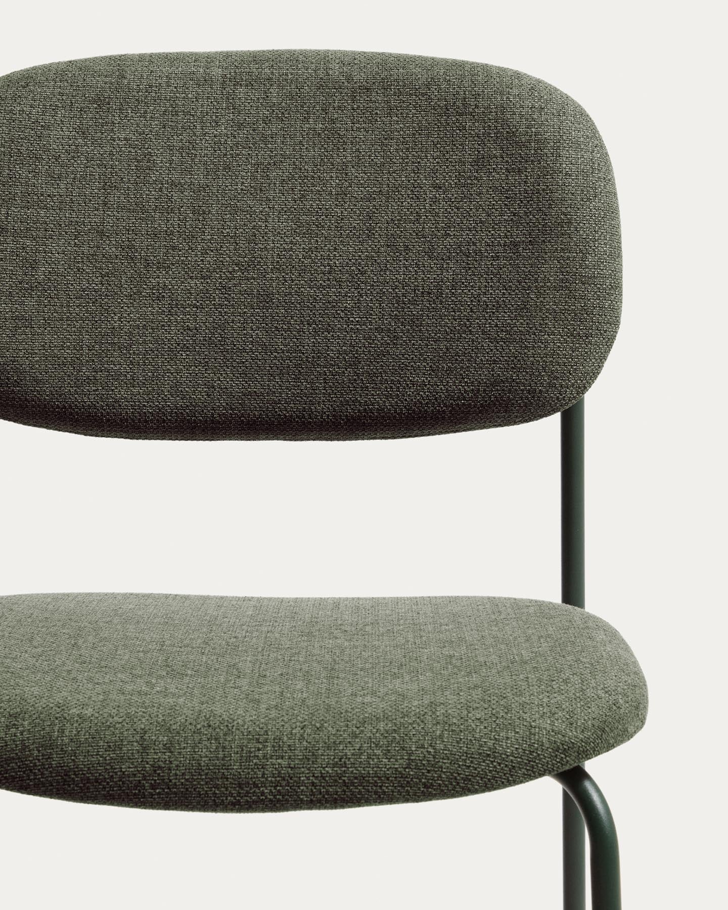 Stapelbarer Hocker Meli mit grüner Chenille und Beinen aus grünem Metall, FSC Mix Credit, 65 cm in Grün präsentiert im Onlineshop von KAQTU Design AG. Barhocker ist von Kave Home