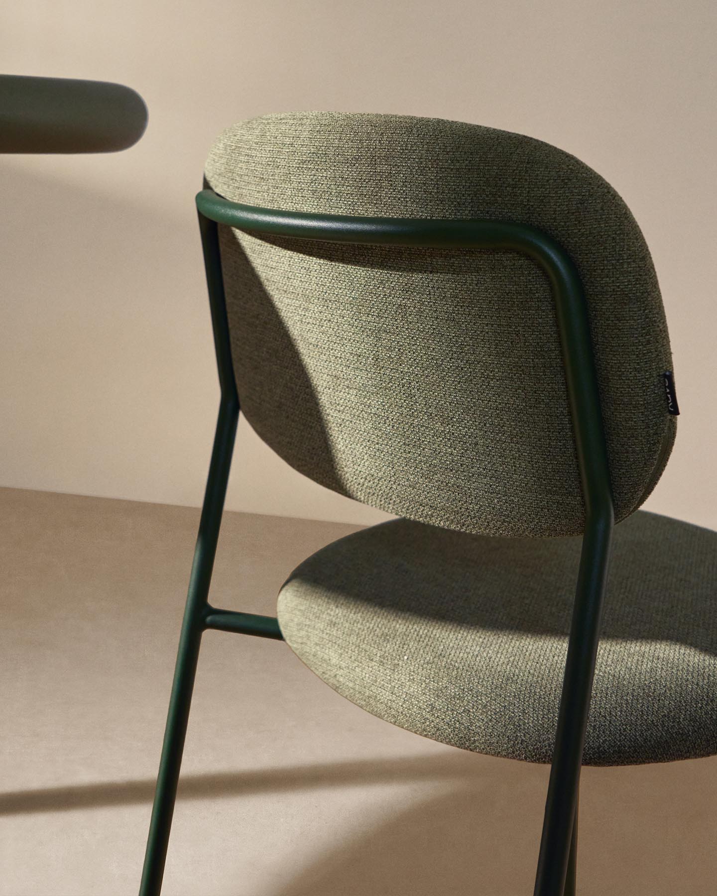Stapelbarer Hocker Meli mit grüner Chenille und Beinen aus grünem Metall, FSC Mix Credit, 65 cm in Grün präsentiert im Onlineshop von KAQTU Design AG. Barhocker ist von Kave Home