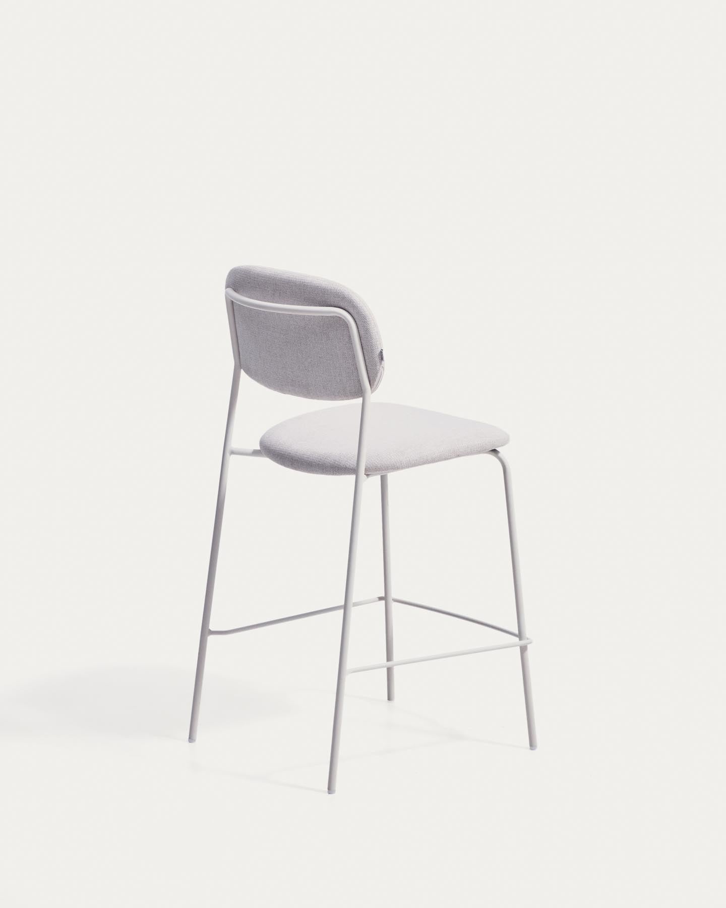 Stapelbarer Hocker Meli mit beiger Chenille und Beinen aus beigem Metall, FSC Mix Credit, 65 cm in Beige präsentiert im Onlineshop von KAQTU Design AG. Barhocker ist von Kave Home