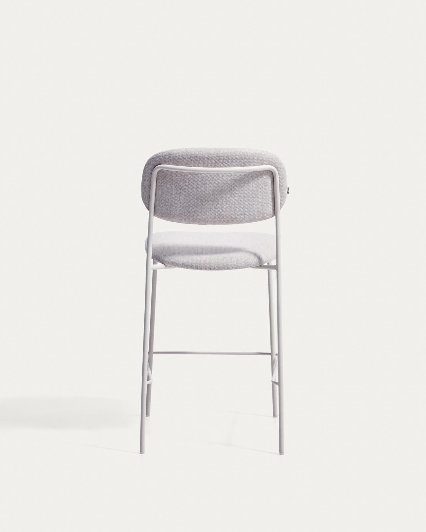 Stapelbarer Hocker Meli mit beiger Chenille und Beinen aus beigem Metall, FSC Mix Credit, 65 cm in Beige präsentiert im Onlineshop von KAQTU Design AG. Barhocker ist von Kave Home
