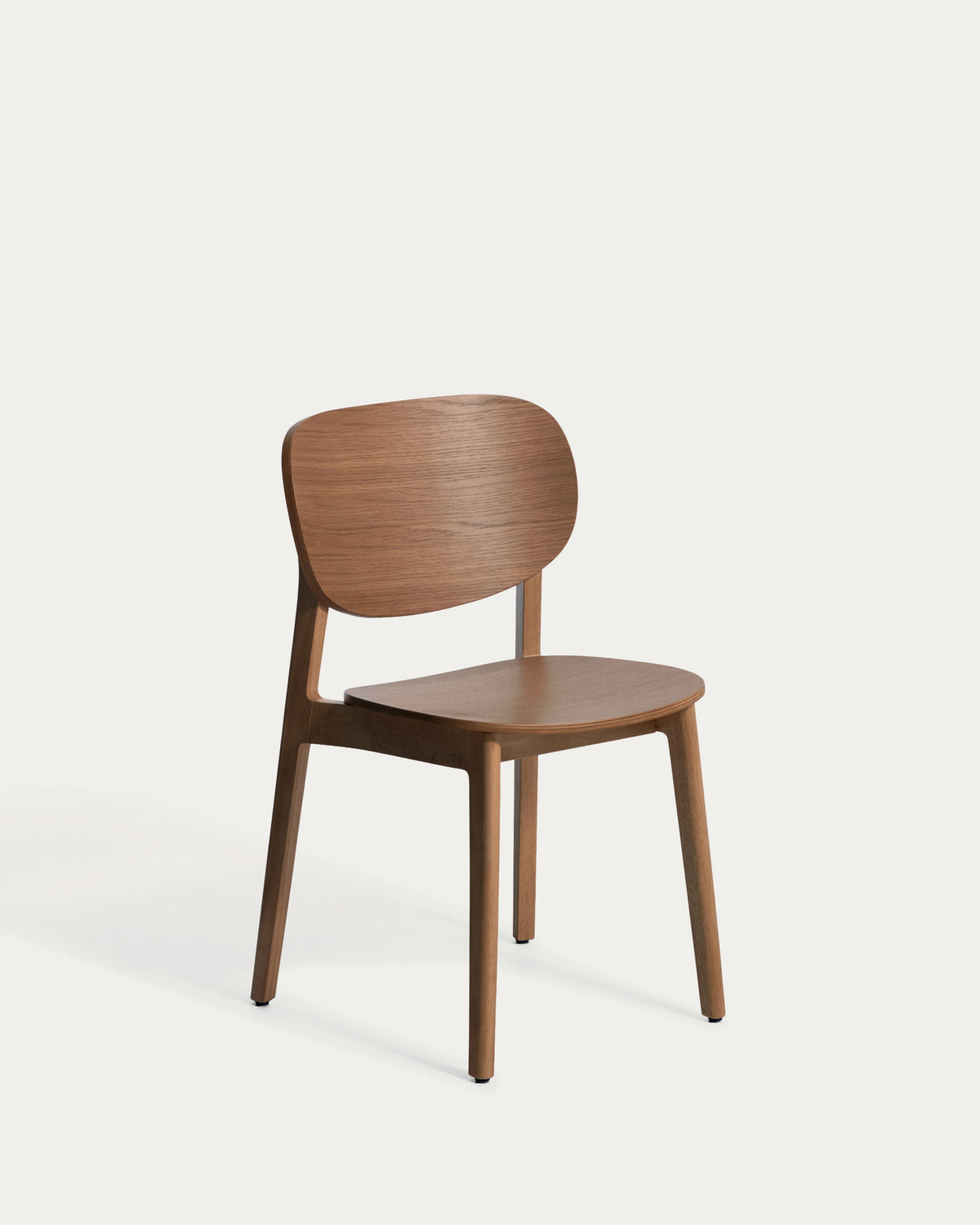 Stuhl Ludara aus Eichenfurnier mit Nussbaumfinish in Braun präsentiert im Onlineshop von KAQTU Design AG. Stuhl ist von Kave Home