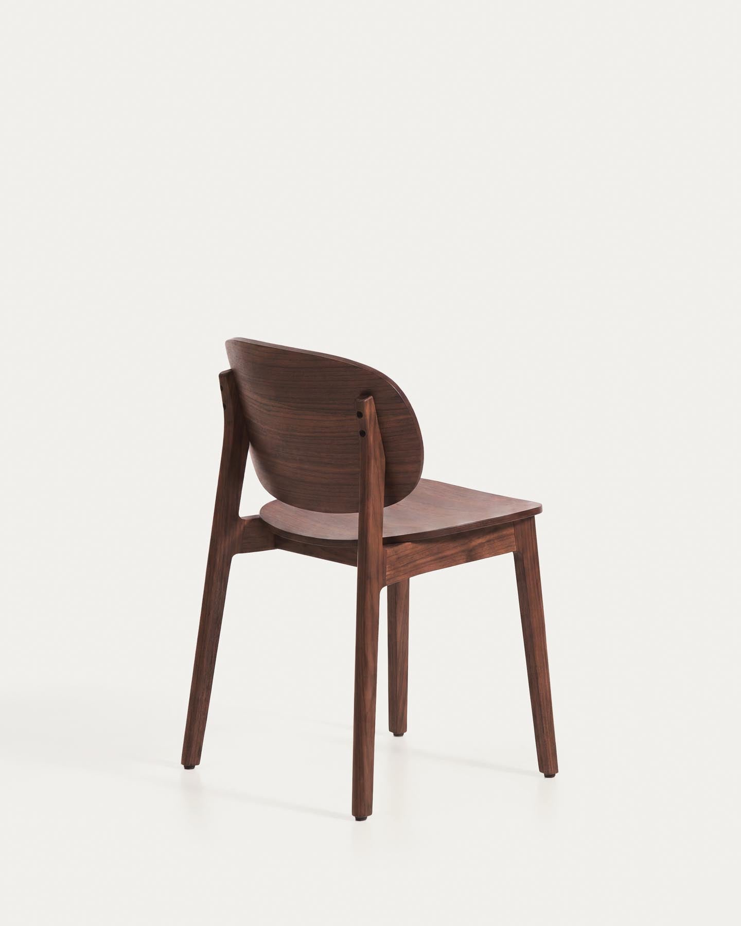 Stuhl Ludara aus Eichenfurnier mit Nussbaumfinish in Braun präsentiert im Onlineshop von KAQTU Design AG. Stuhl ist von Kave Home