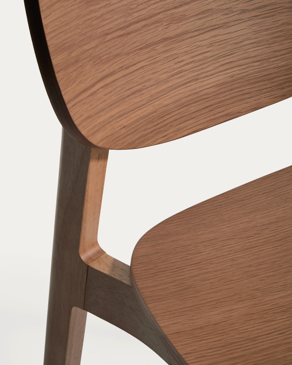 Stuhl Ludara aus Eichenfurnier mit Nussbaumfinish in Braun präsentiert im Onlineshop von KAQTU Design AG. Stuhl ist von Kave Home
