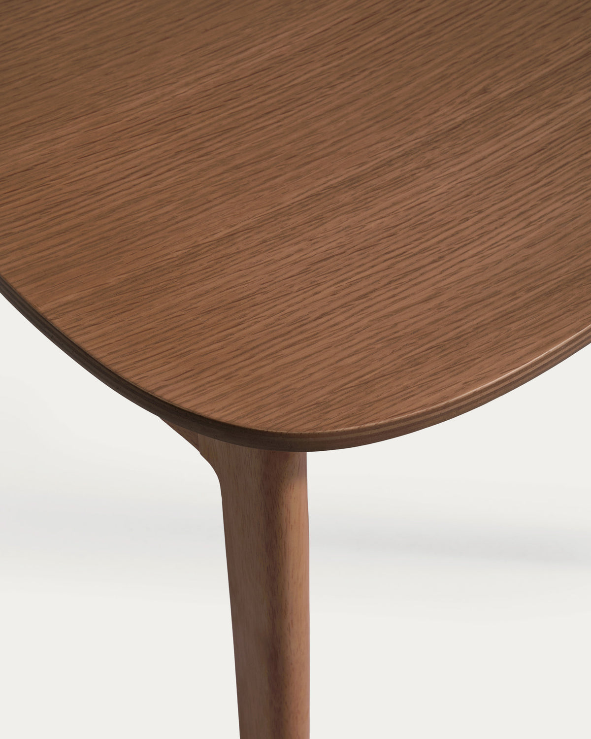 Stuhl Ludara aus Eichenfurnier mit Nussbaumfinish in Braun präsentiert im Onlineshop von KAQTU Design AG. Stuhl ist von Kave Home
