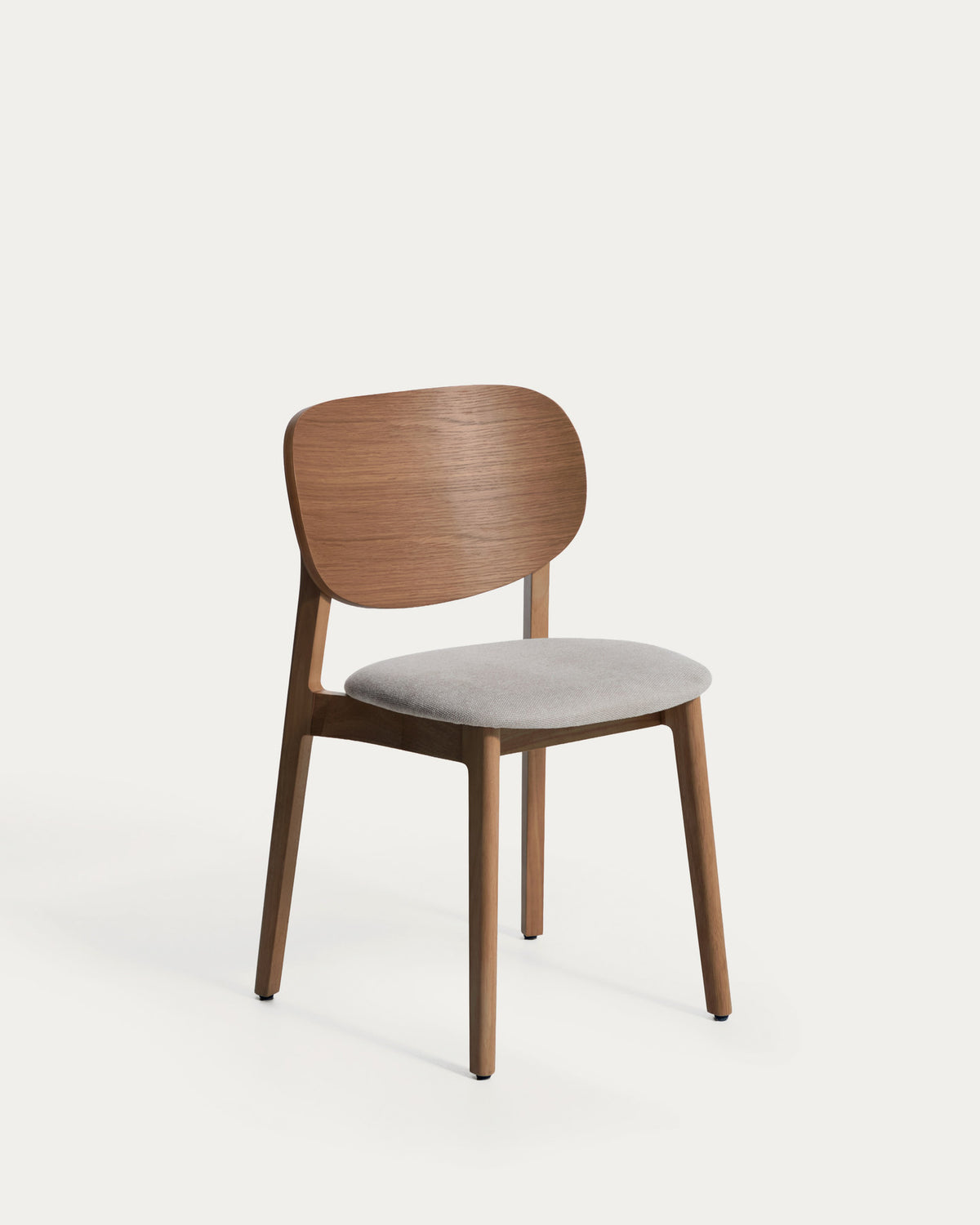 Stuhl Ludara aus Eichenfurnier mit Nussbaumfinish und brauner Chenille in Braun präsentiert im Onlineshop von KAQTU Design AG. Stuhl ist von Kave Home
