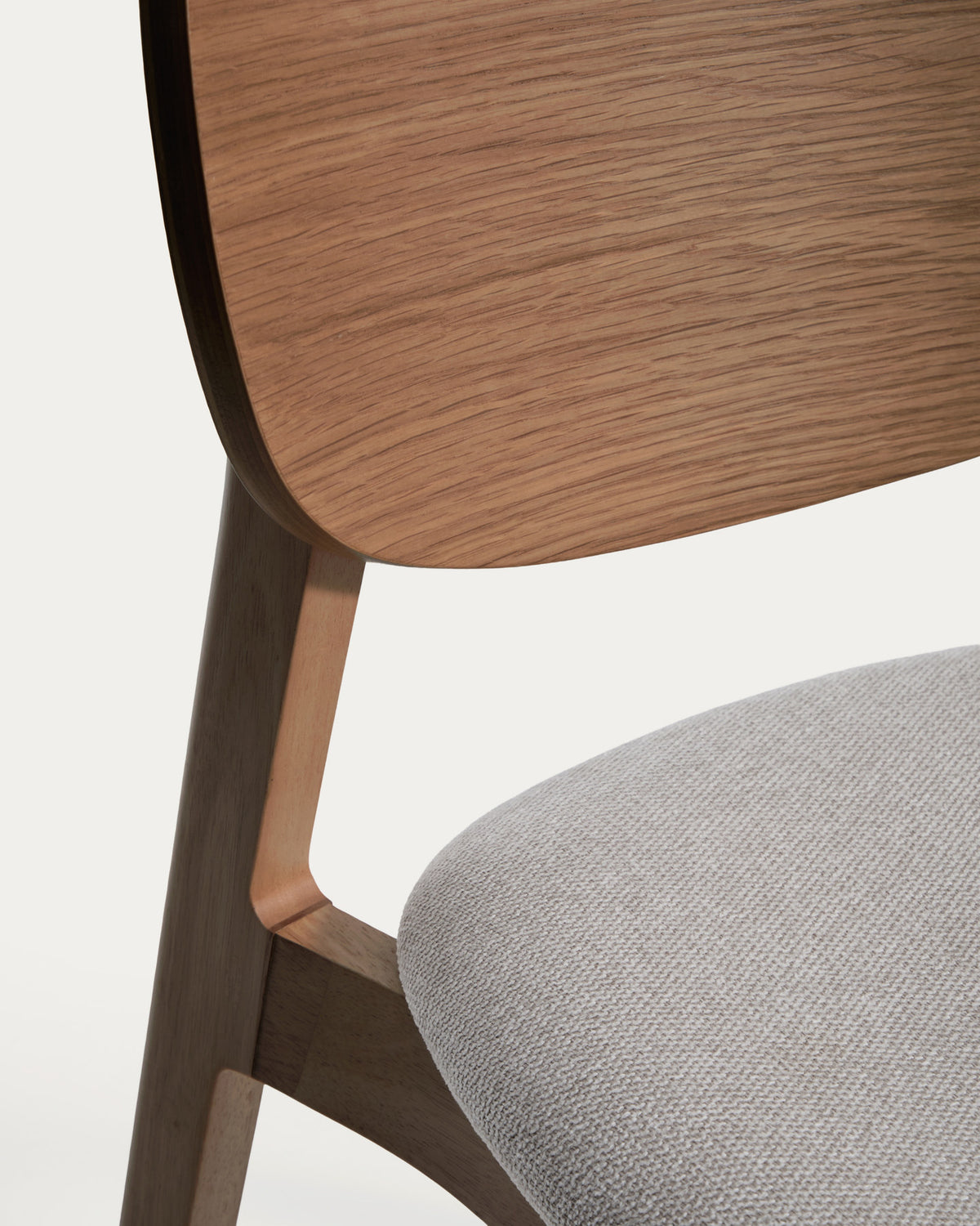 Stuhl Ludara aus Eichenfurnier mit Nussbaumfinish und brauner Chenille in Braun präsentiert im Onlineshop von KAQTU Design AG. Stuhl ist von Kave Home