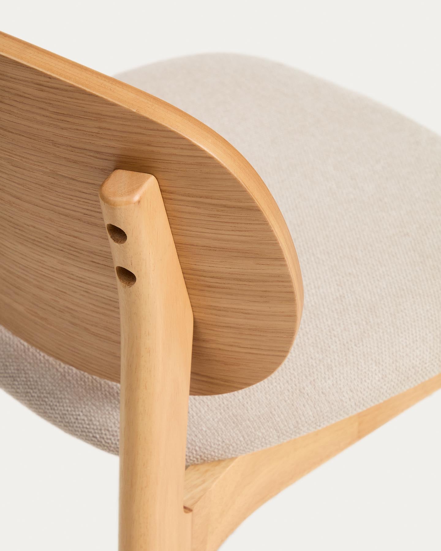 Stuhl Ludara aus Eichenfurnier mit beiger Chenille in Natur präsentiert im Onlineshop von KAQTU Design AG. Stuhl ist von Kave Home