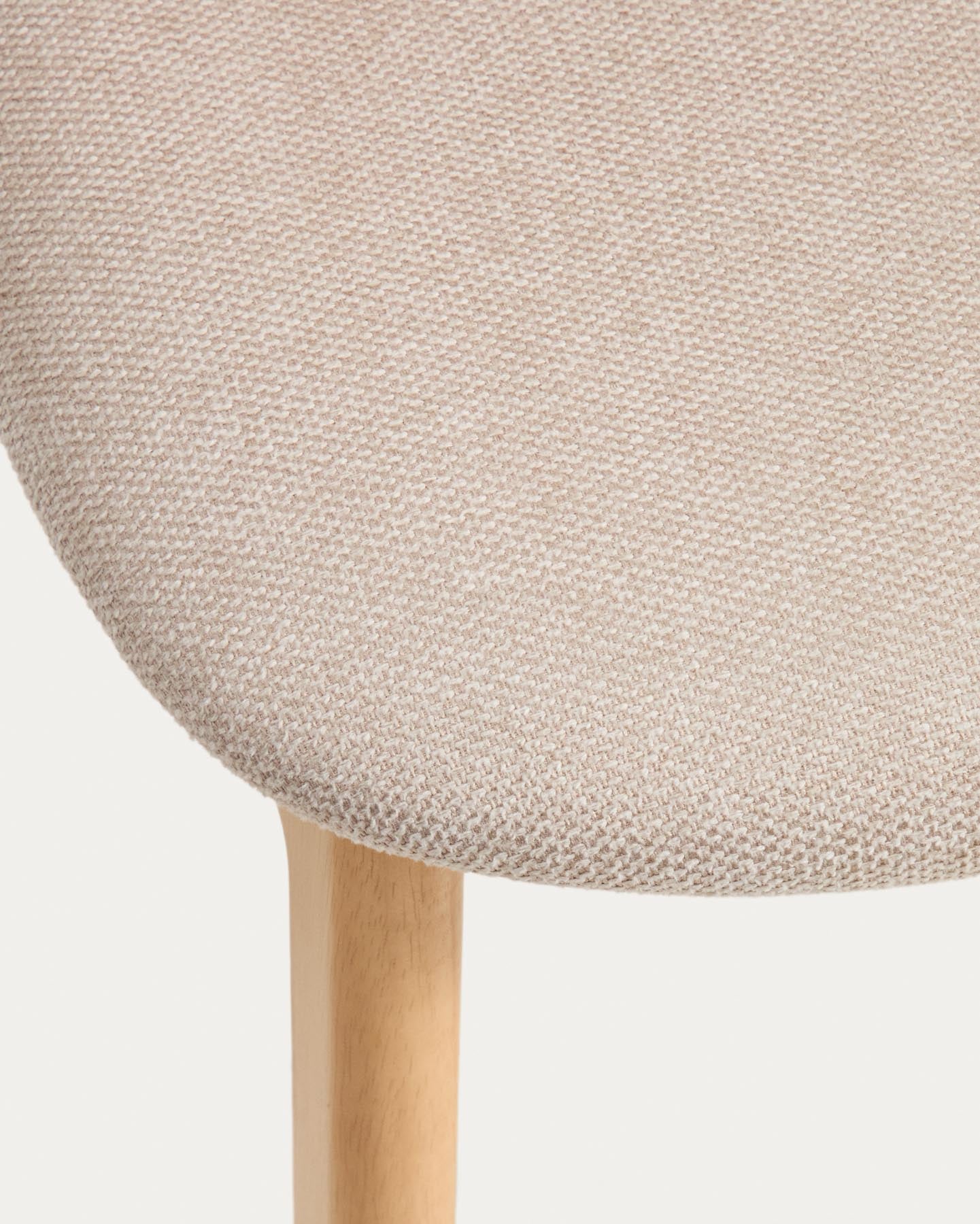 Stuhl Ludara aus Eichenfurnier mit beiger Chenille in Natur präsentiert im Onlineshop von KAQTU Design AG. Stuhl ist von Kave Home