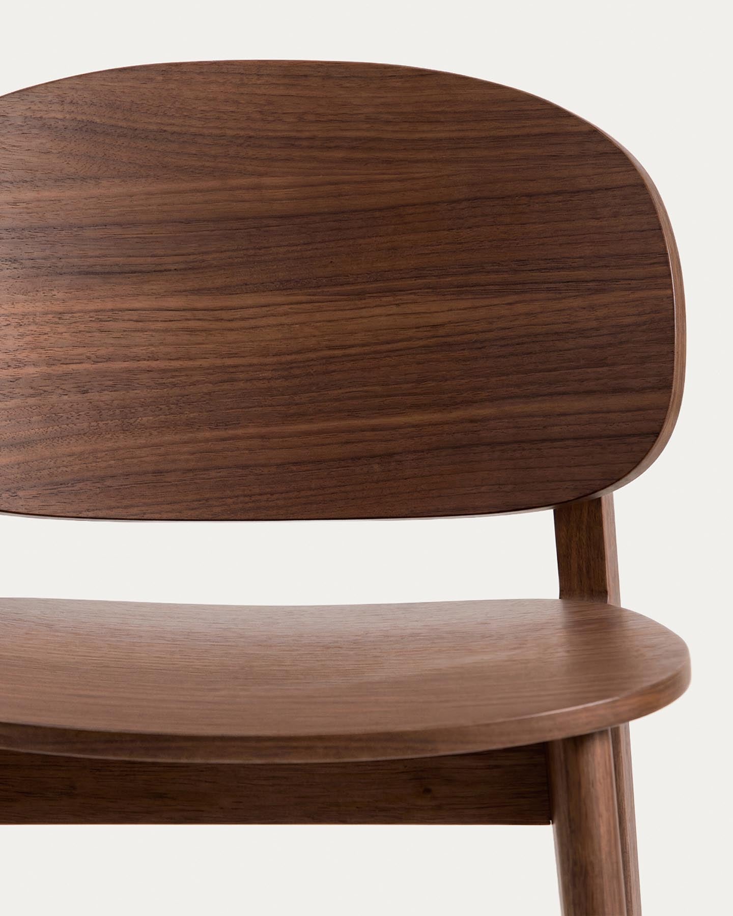 Hocker Ludara aus Eichenfurnier mit Nussbaumfinish, 65 cm in Braun präsentiert im Onlineshop von KAQTU Design AG. Barhocker ist von Kave Home