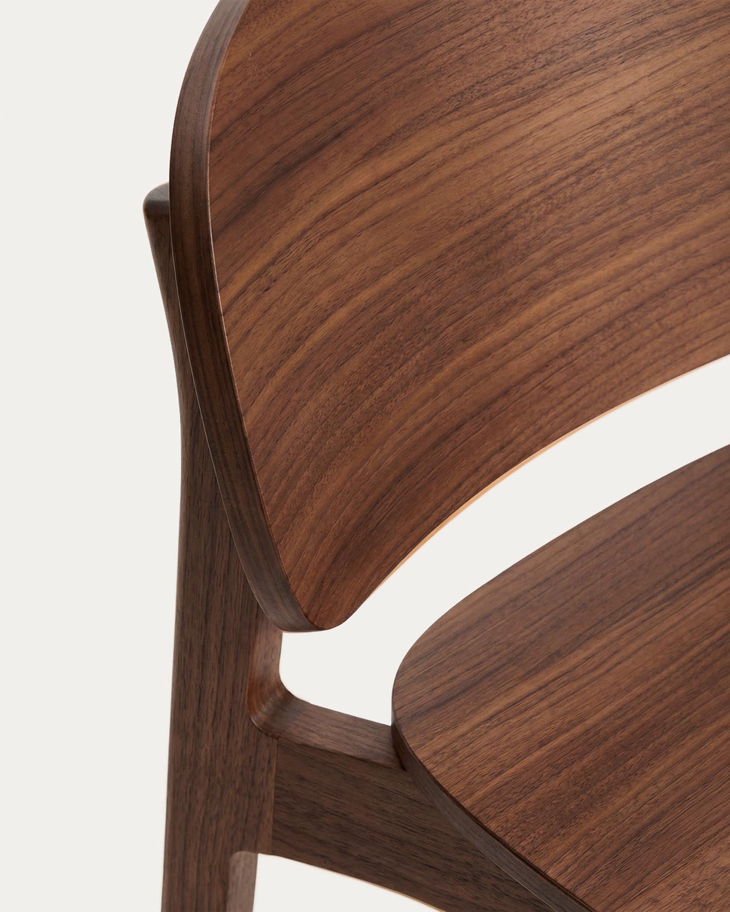 Hocker Ludara aus Eichenfurnier mit Nussbaumfinish, 65 cm in Braun präsentiert im Onlineshop von KAQTU Design AG. Barhocker ist von Kave Home