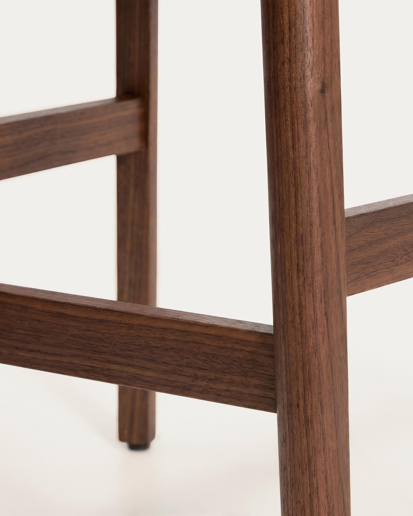 Hocker Ludara aus Eichenfurnier mit Nussbaumfinish, 65 cm in Braun präsentiert im Onlineshop von KAQTU Design AG. Barhocker ist von Kave Home