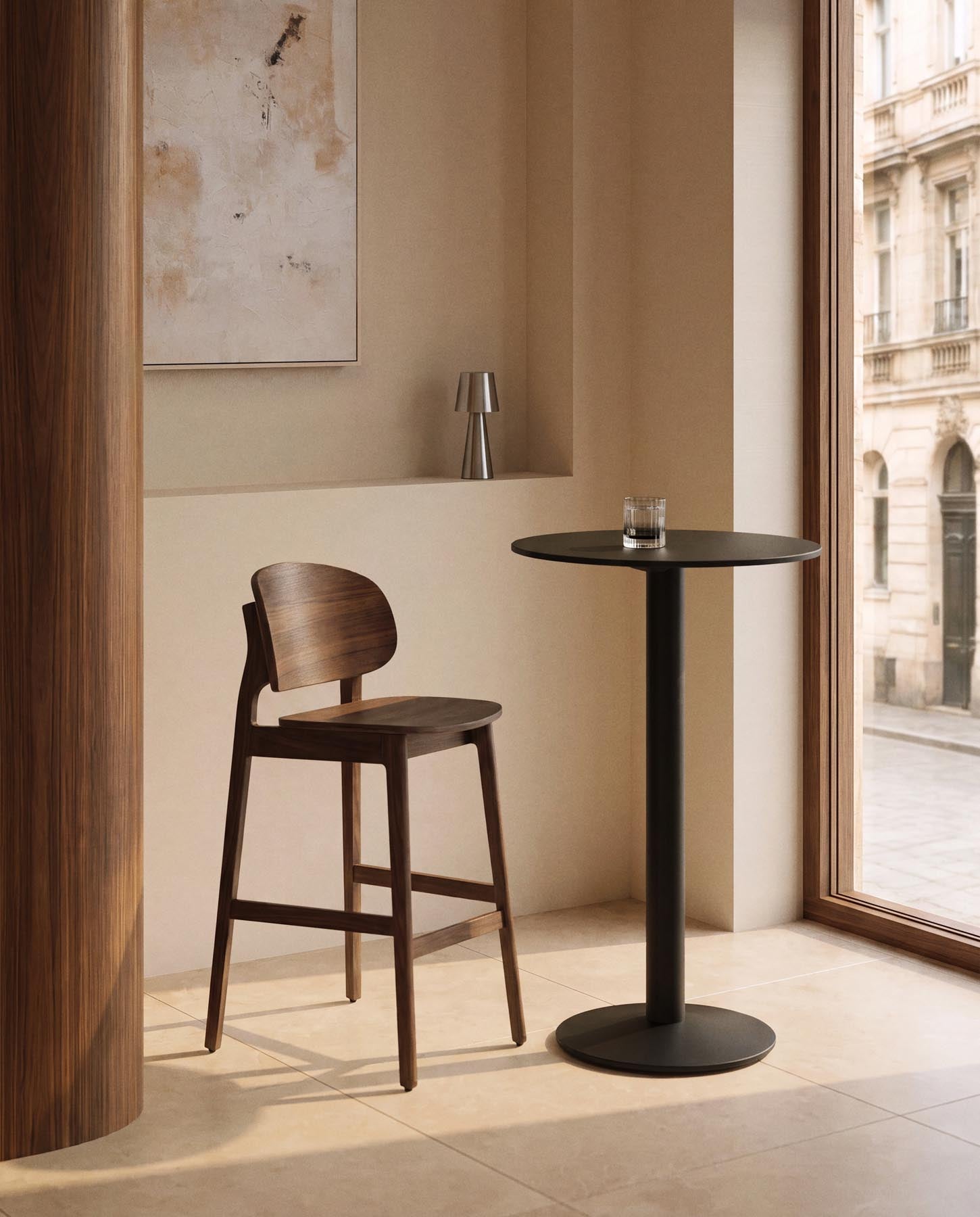 Hocker Ludara aus Eichenfurnier mit Nussbaumfinish, 65 cm in Braun präsentiert im Onlineshop von KAQTU Design AG. Barhocker ist von Kave Home