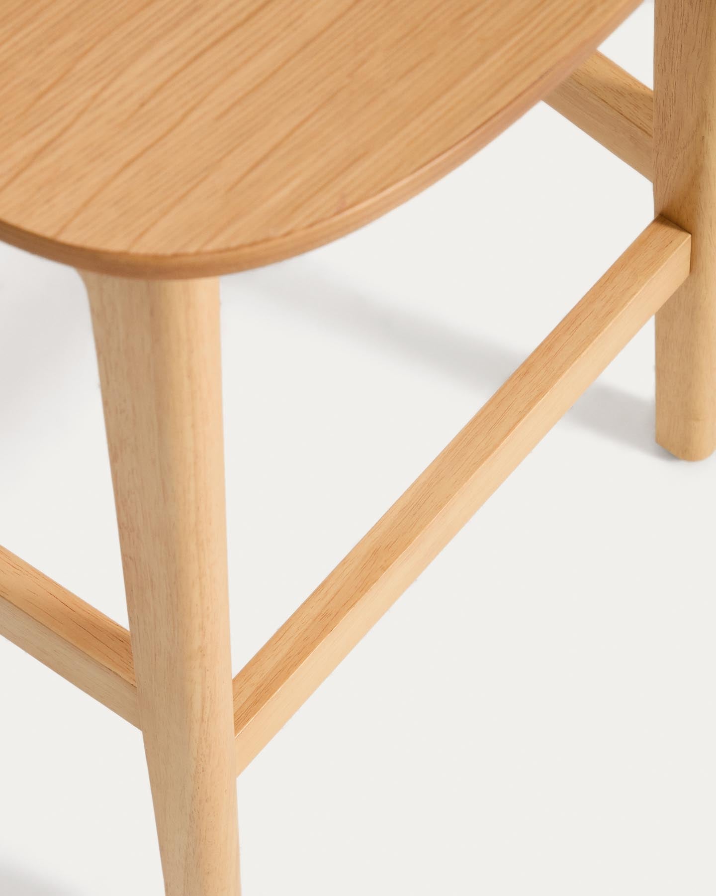Hocker Ludara aus Eichenfurnier, 65 cm in Natur präsentiert im Onlineshop von KAQTU Design AG. Barhocker ist von Kave Home