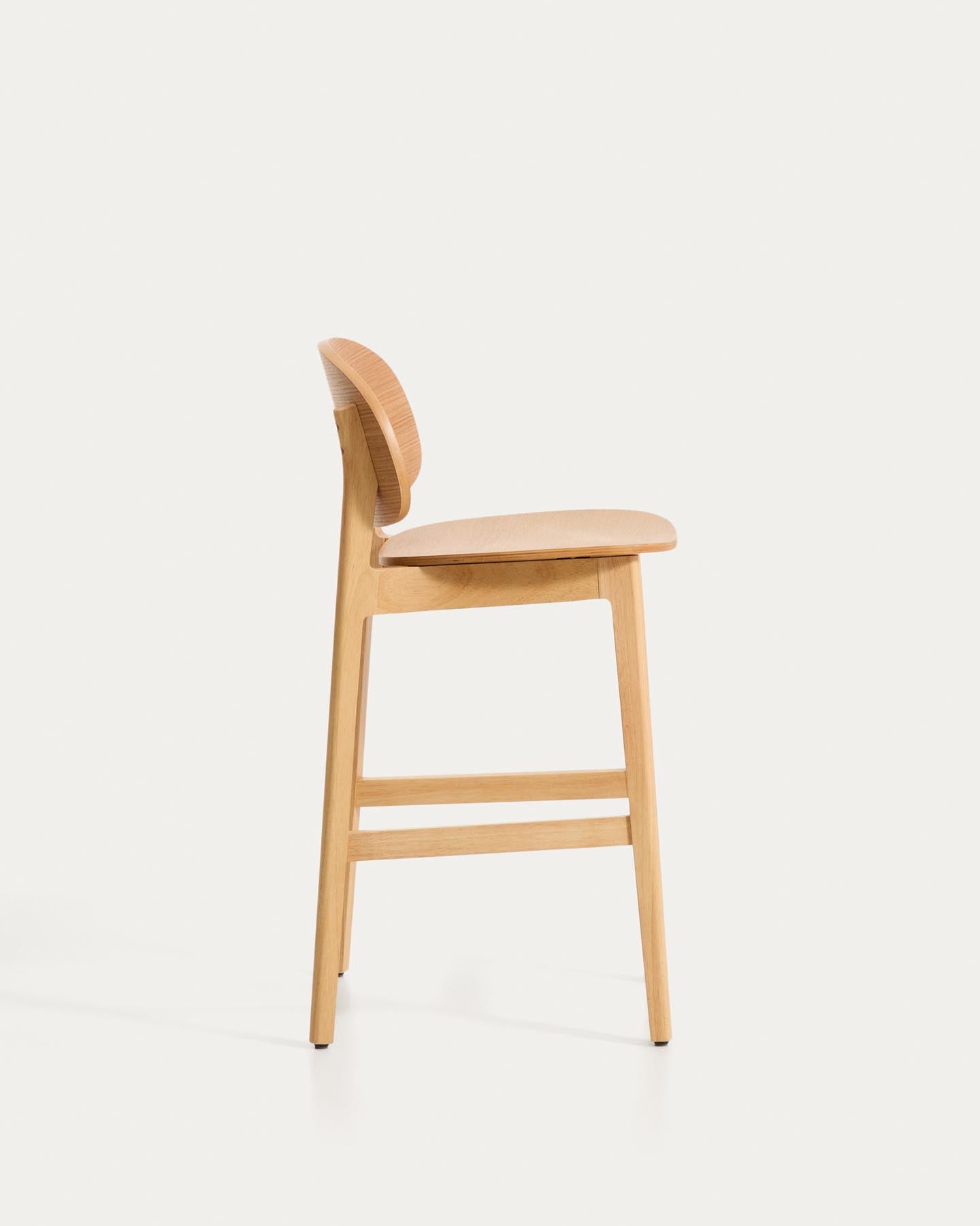 Hocker Ludara aus Eichenfurnier, 65 cm in Natur präsentiert im Onlineshop von KAQTU Design AG. Barhocker ist von Kave Home